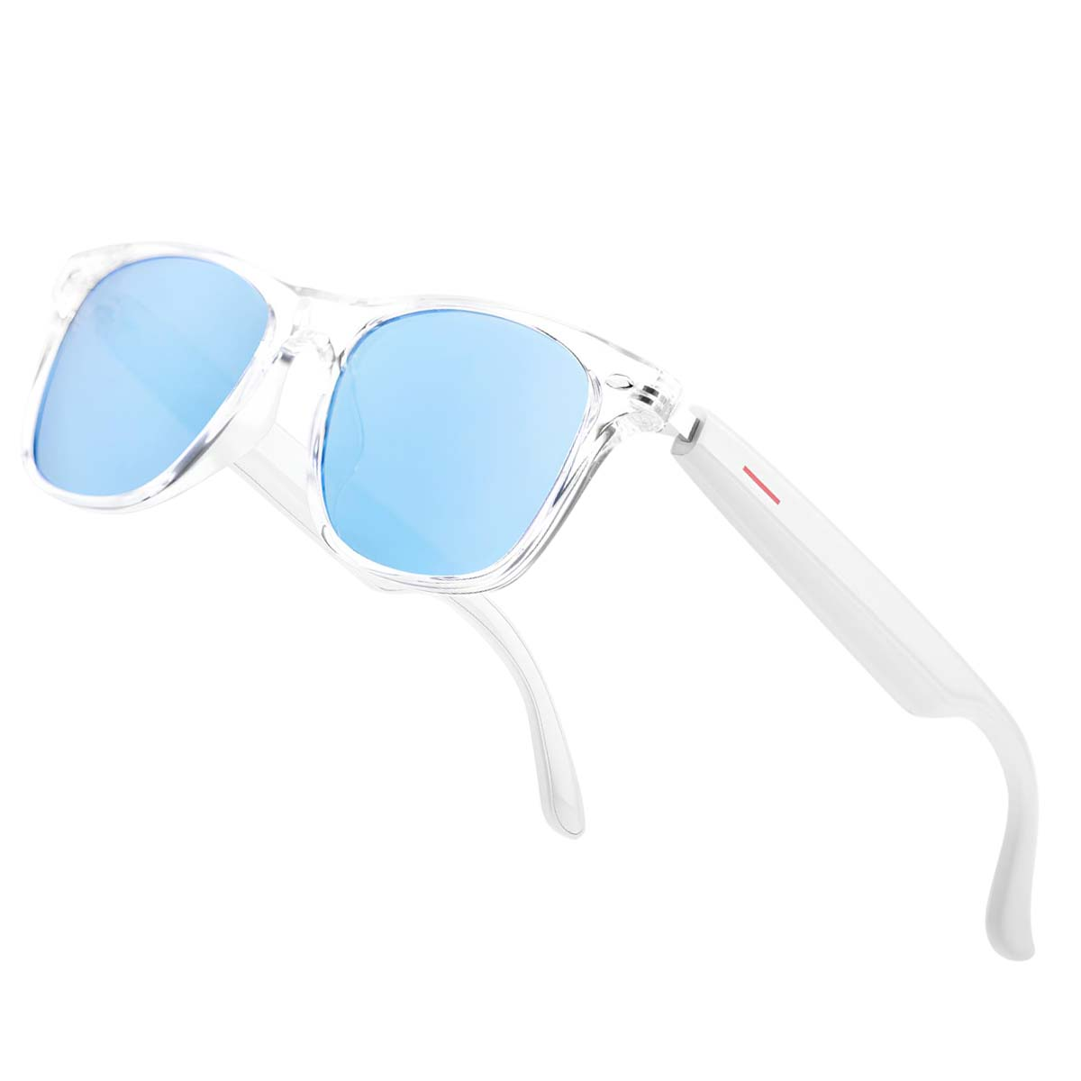 Transparente Sonnenbrille mit blauen Gläsern, weißen Bügeln und einem roten Streifen. Die Brille ist leicht angewinkelt, vor weißem Hintergrund.