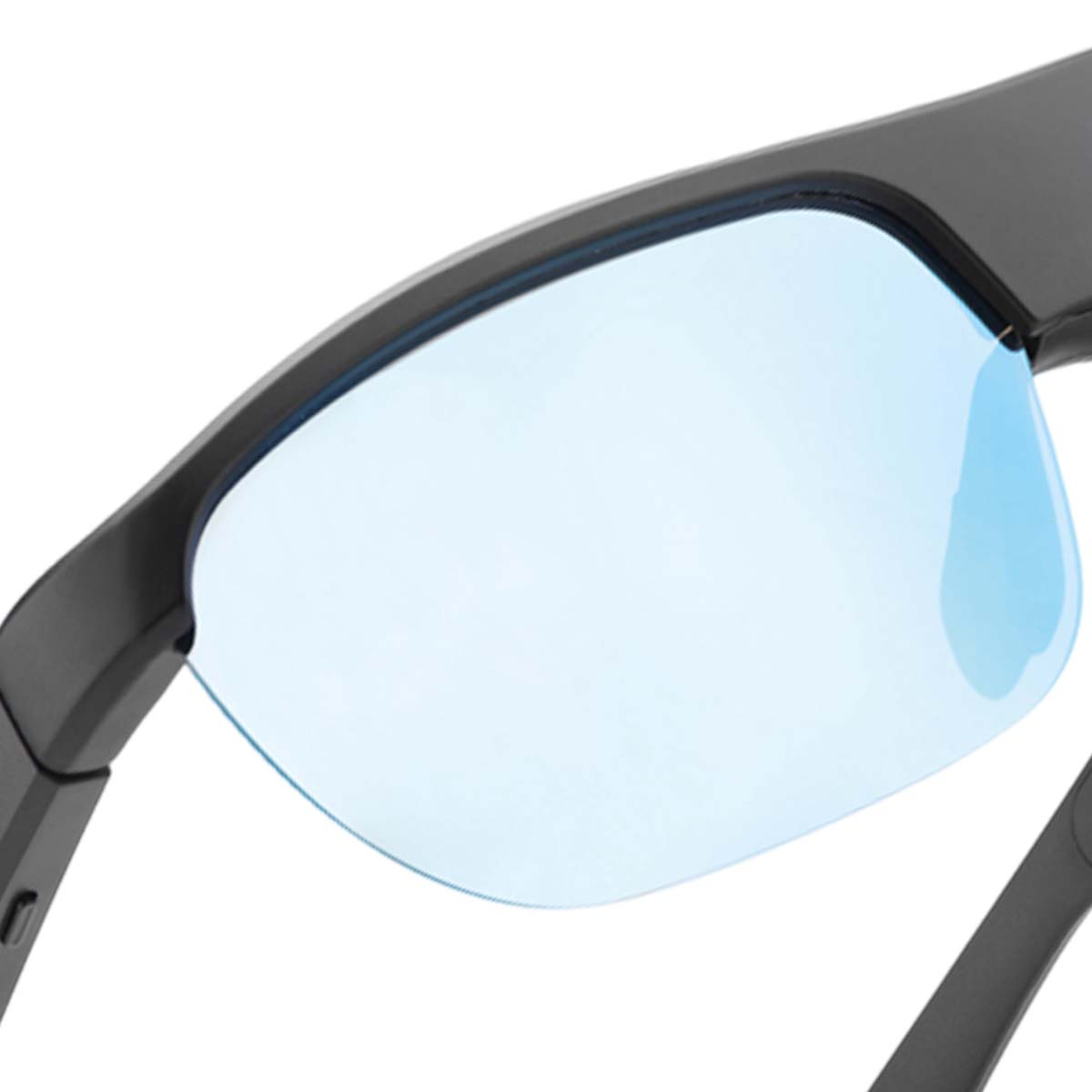 Primo piano di occhiali da sole. Le lenti sono azzurre e le montature nere. Il design è moderno, con forma curva.