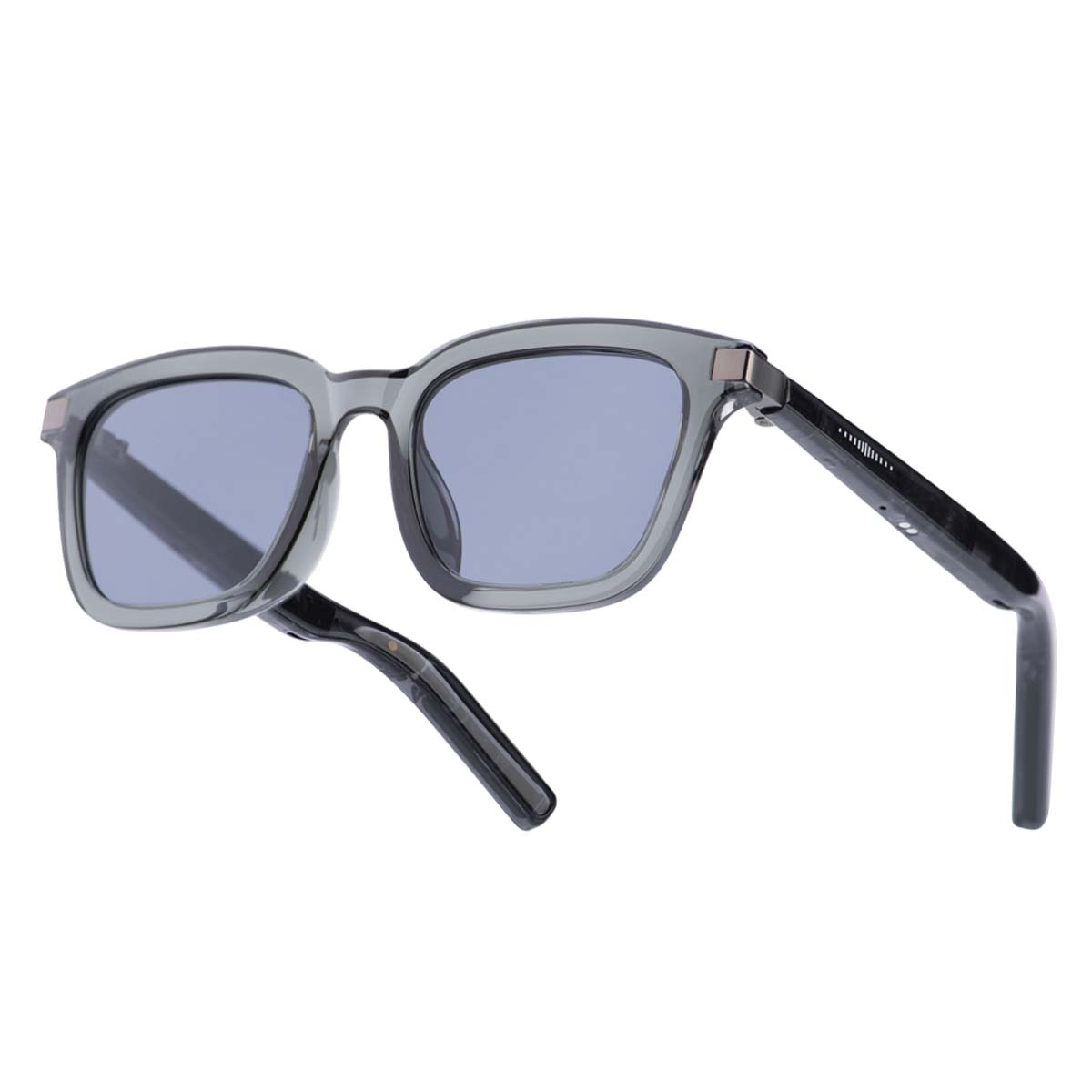 Graue Sonnenbrille mit quadratischen Gläsern vor weißem Hintergrund. Die Bügel sind schwarz, die Gläser grau.