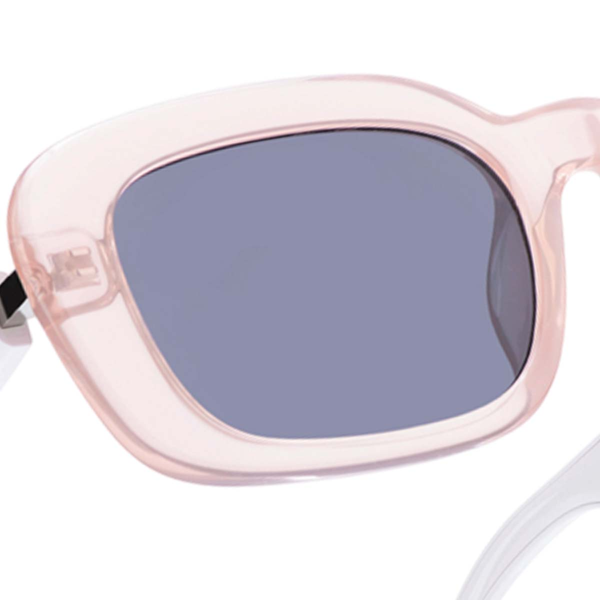 Nahaufnahme einer Sonnenbrille mit rosa Rahmen und grauen Gläsern. Die Bügel sind weiß, die Scharniere silber und schwarz.