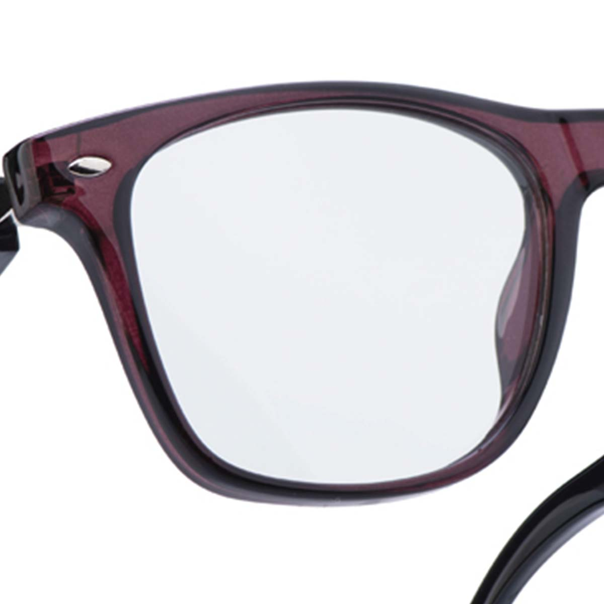 Nahaufnahme einer Brille. Burgunderfarbener Rahmen mit klaren Gläsern. Der rechte Brillenbügel ist sichtbar. Weißer Hintergrund.