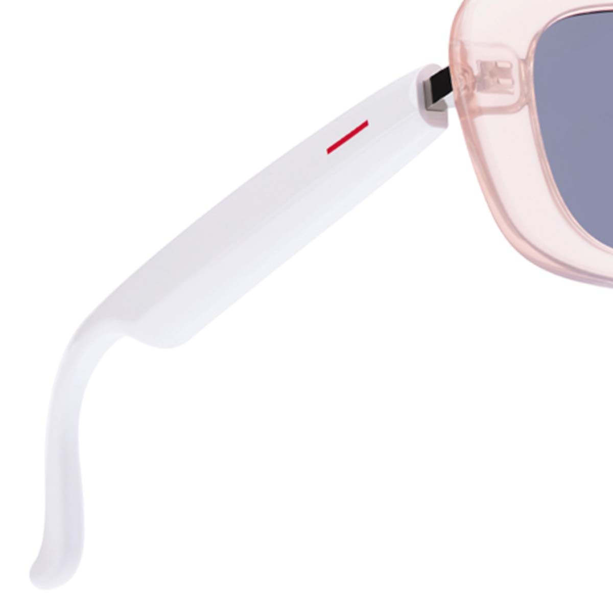 Nahaufnahme einer Sonnenbrille mit rosa Rahmen und weißem Bügel. Der Bügel hat einen roten Strich. Das Glas ist grau.
