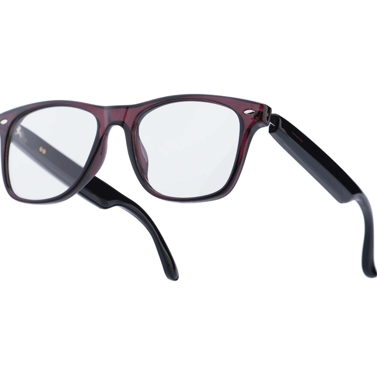 Nahaufnahme einer Brille mit dunkelrotem Gestell und schwarzen Bügeln. Die Gläser sind klar, der Hintergrund ist weiß.