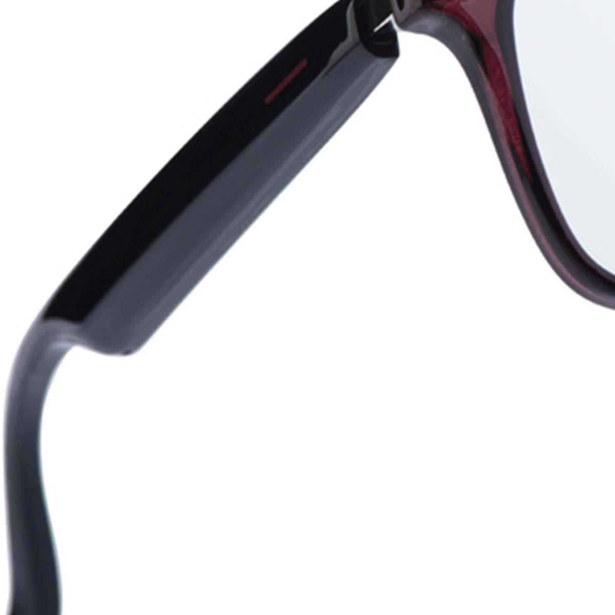 Nahaufnahme einer Brille. Schwarzer Rahmen mit rotem Streifendetail und einem weinroten Bügel. Weißer Hintergrund.