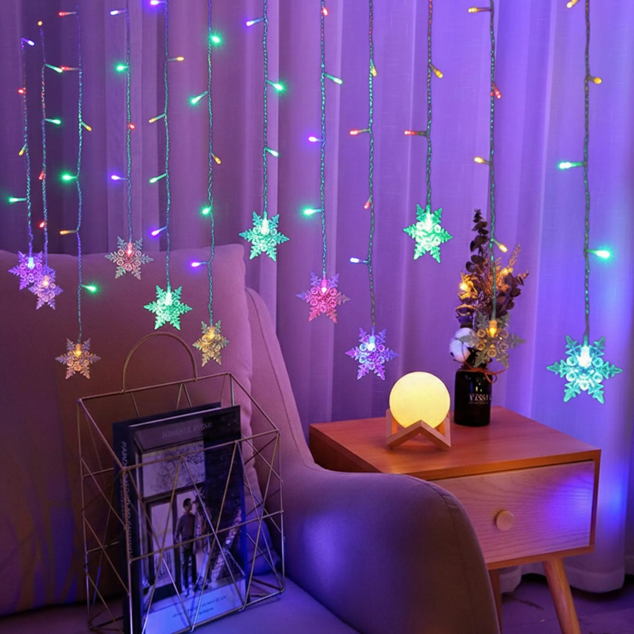 Ein Raum mit Schneeflockenlichtern, einem goldenen Buchhalter, einem Tisch mit Lampe und Vase und einem Stuhl. Lila Farbtöne dominieren.