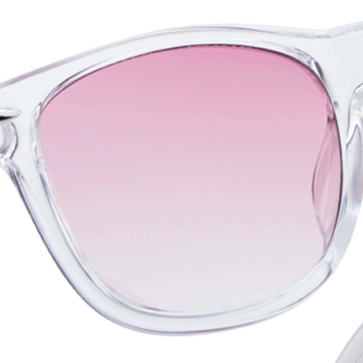 Nahaufnahme einer Sonnenbrille. Die Fassungen sind aus klarem Kunststoff. Die Gläser sind rosa, oben dunkel und unten hell.