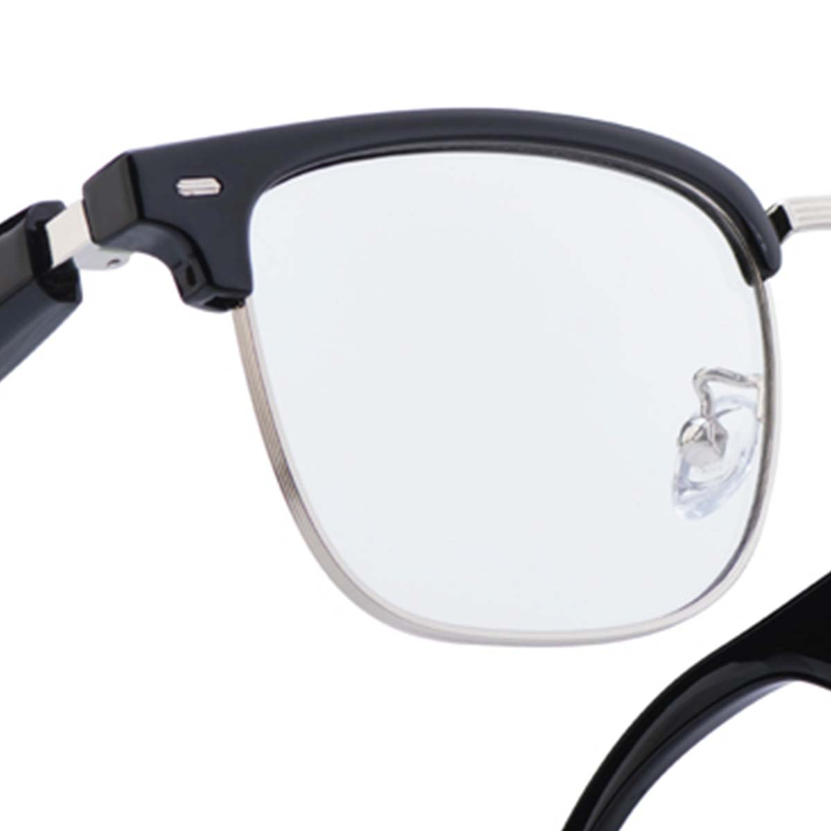 Nahaufnahme einer Brille. Der Rahmen ist oben schwarz und unten silber. Die Gläser sind klar, der Hintergrund ist weiß.