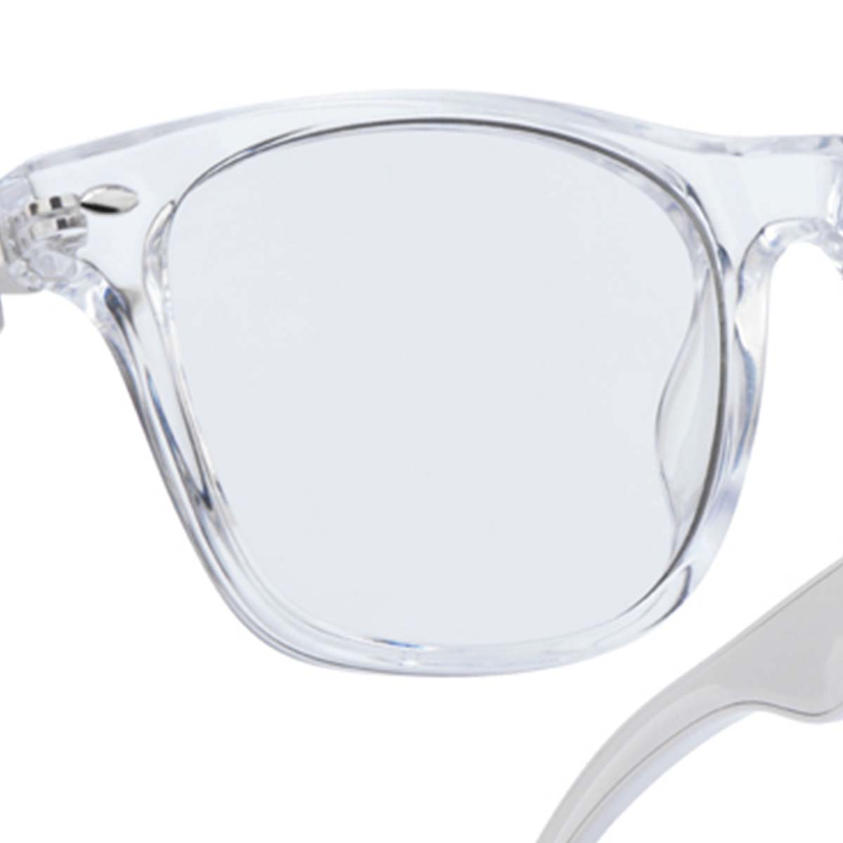 Nahaufnahme einer klaren, transparenten Brille. Die Gläser sind leer und die Fassungen aus klarem Kunststoff. Der Bügel ist sichtbar.
