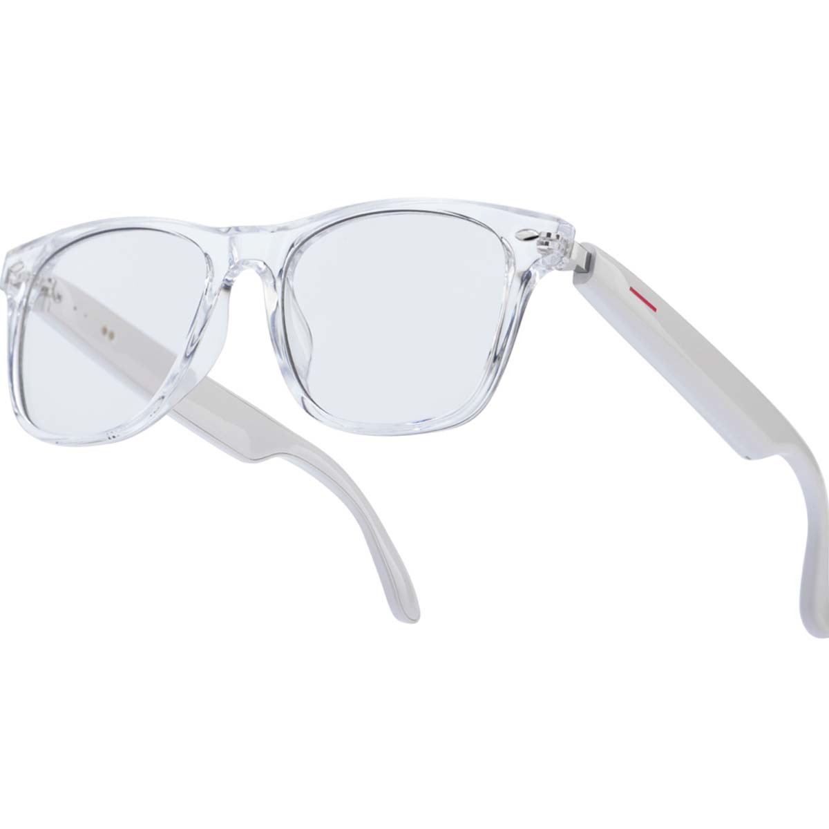 Transparente Brille mit weißen Bügeln, ein Bügel leicht geöffnet, roter Streifen. Der Hintergrund ist weiß.