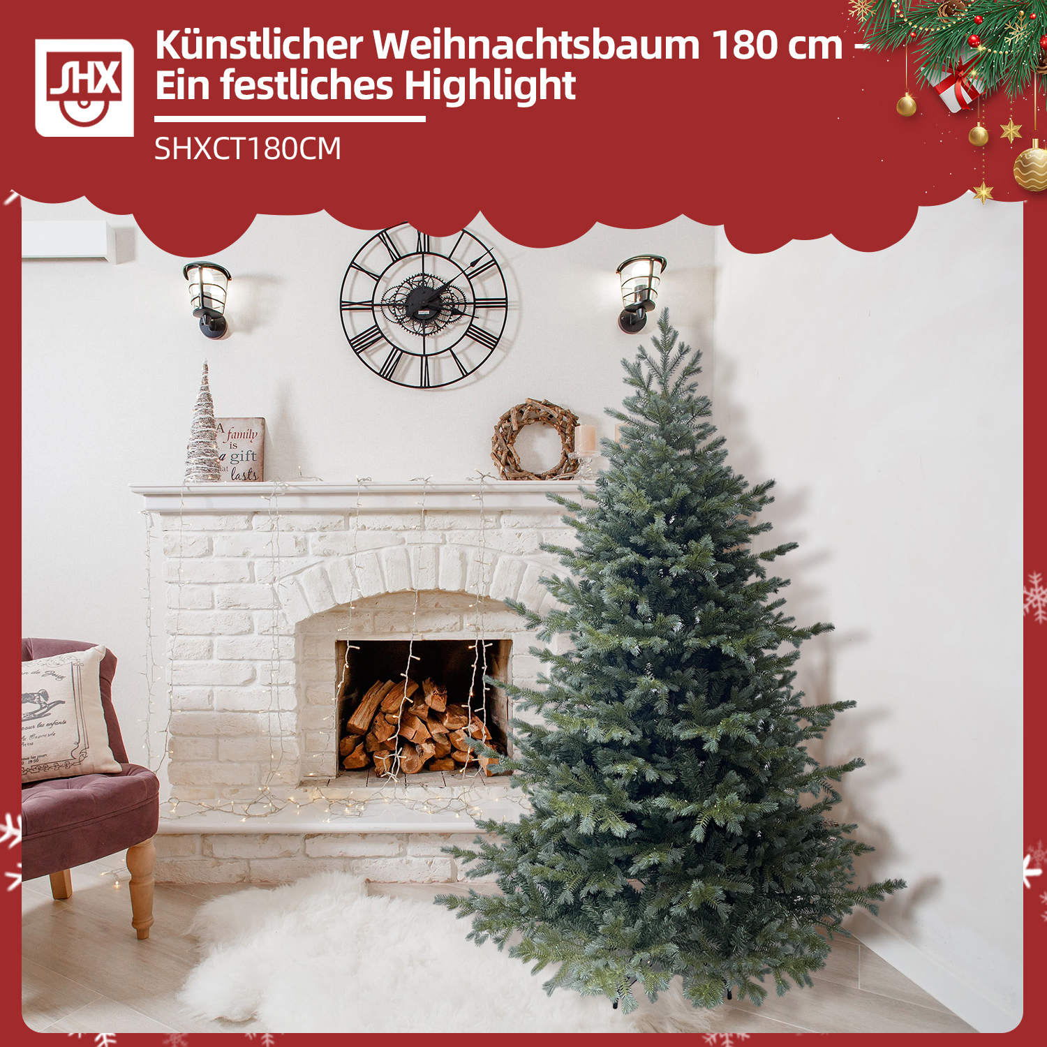 Ein geschmückter Weihnachtsbaum steht in der Nähe eines Kamins mit einer Uhr an der Wand. Ein Stuhl und ein Teppich sind im Vordergrund.
