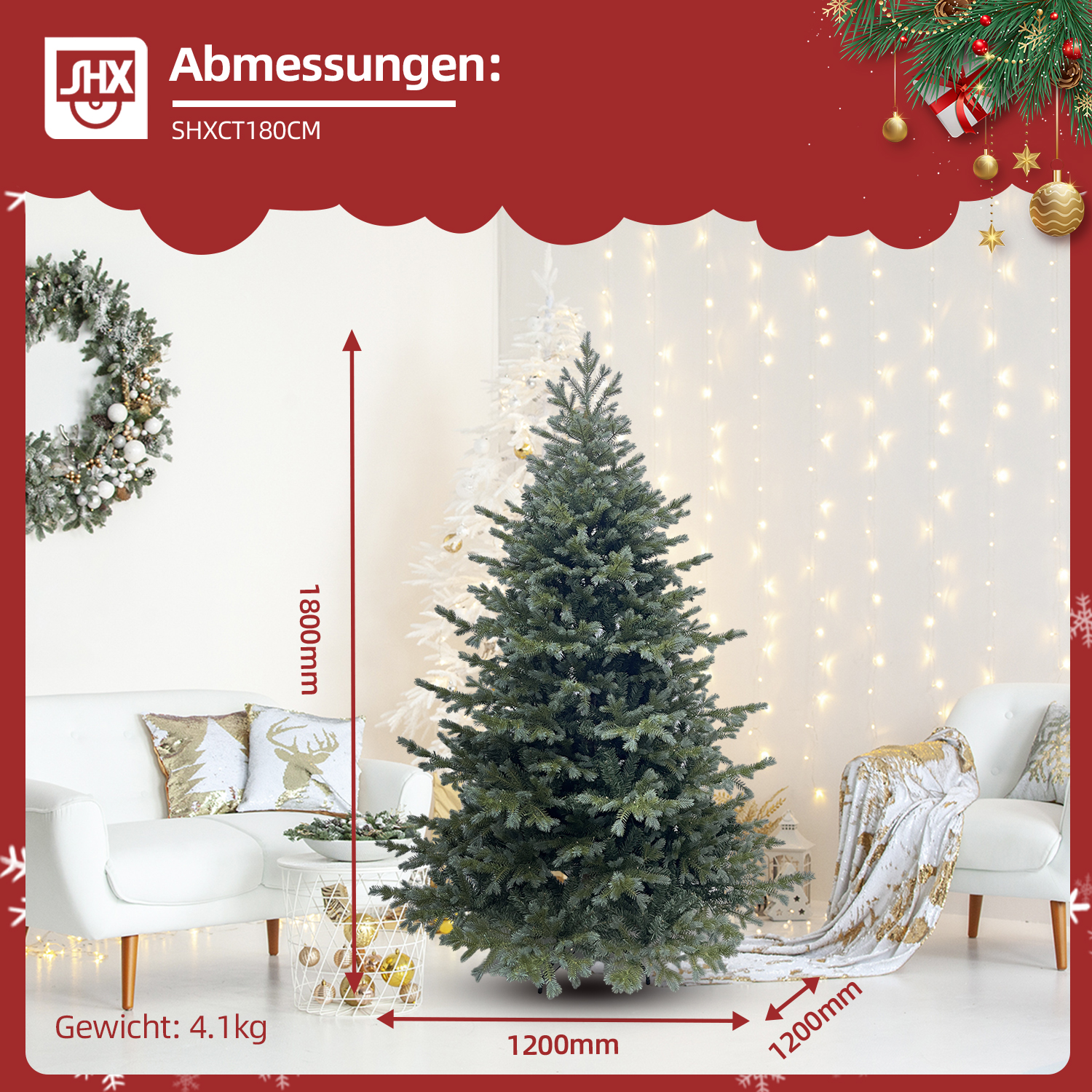 Eine dekorierte Weihnachtsszene. Ein grüner Weihnachtsbaum steht im Mittelpunkt, flankiert von weißen Möbeln und festlichen Dekorationen.