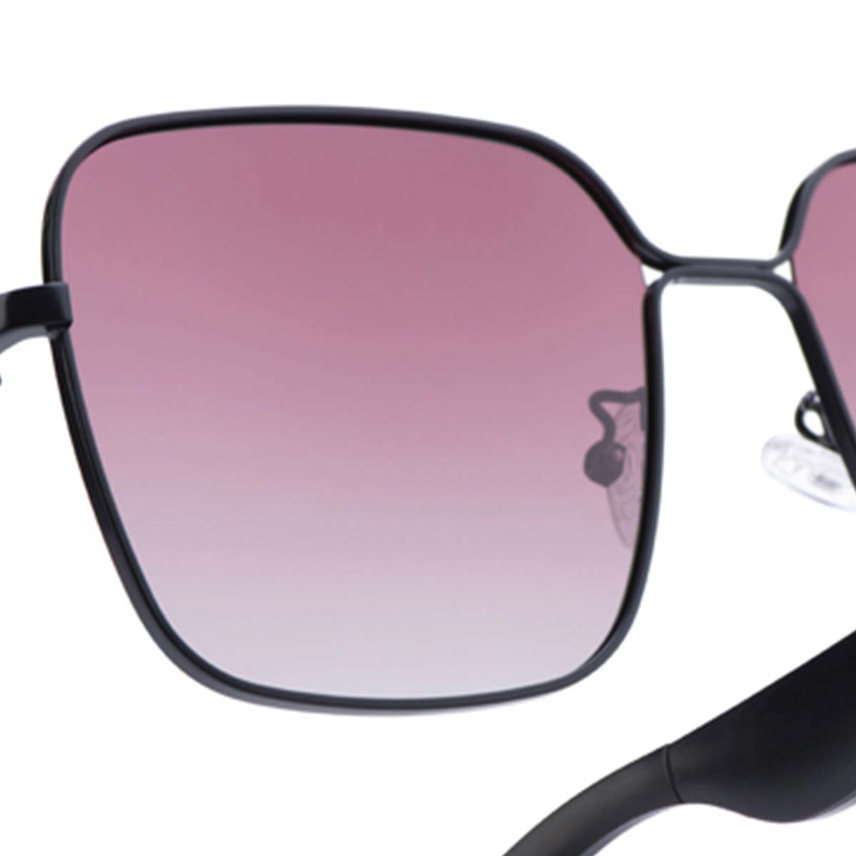 Nahaufnahme einer Sonnenbrille mit schwarzem Gestell und rosa Farbverlaufgläsern. Die Gläser sind quadratisch mit leichter Krümmung.