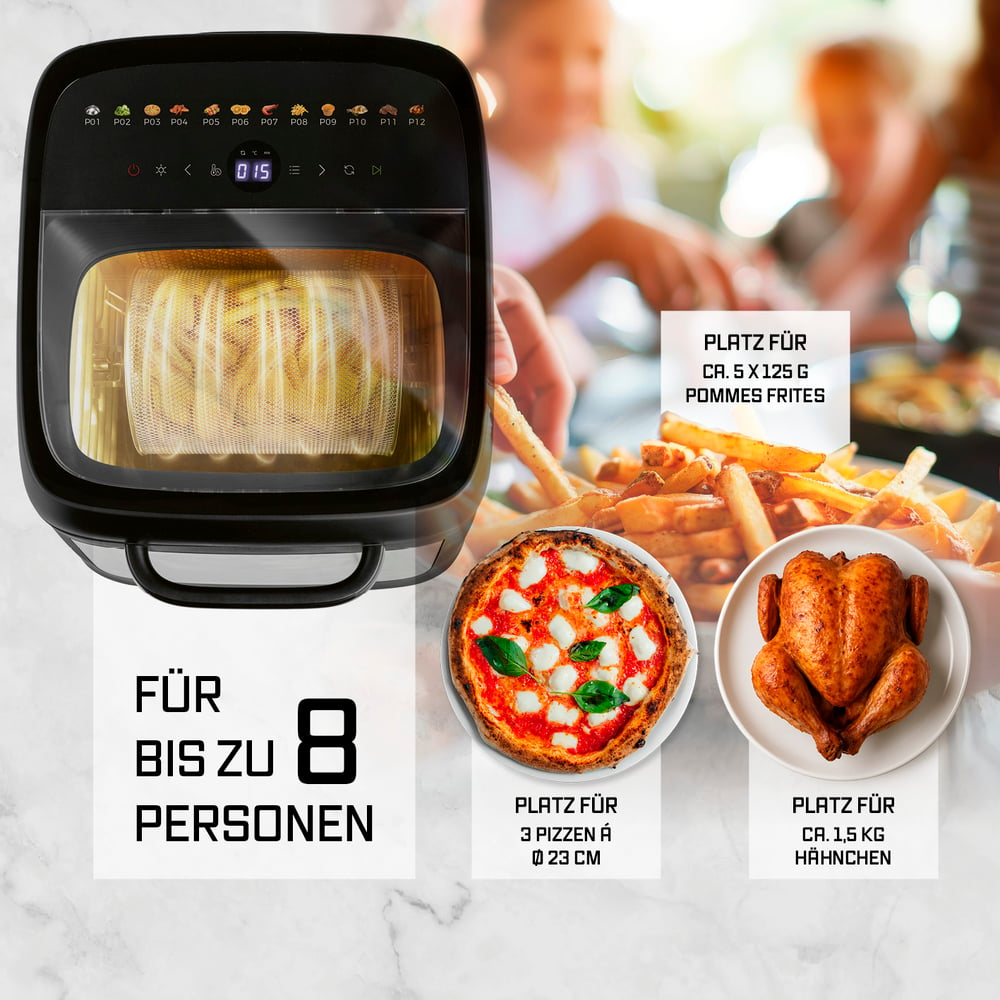 Eine Heißluftfritteuse mit Pommes Frites. Pizza und Hähnchen daneben. Text: für 8 Personen und 3 Pizzen.