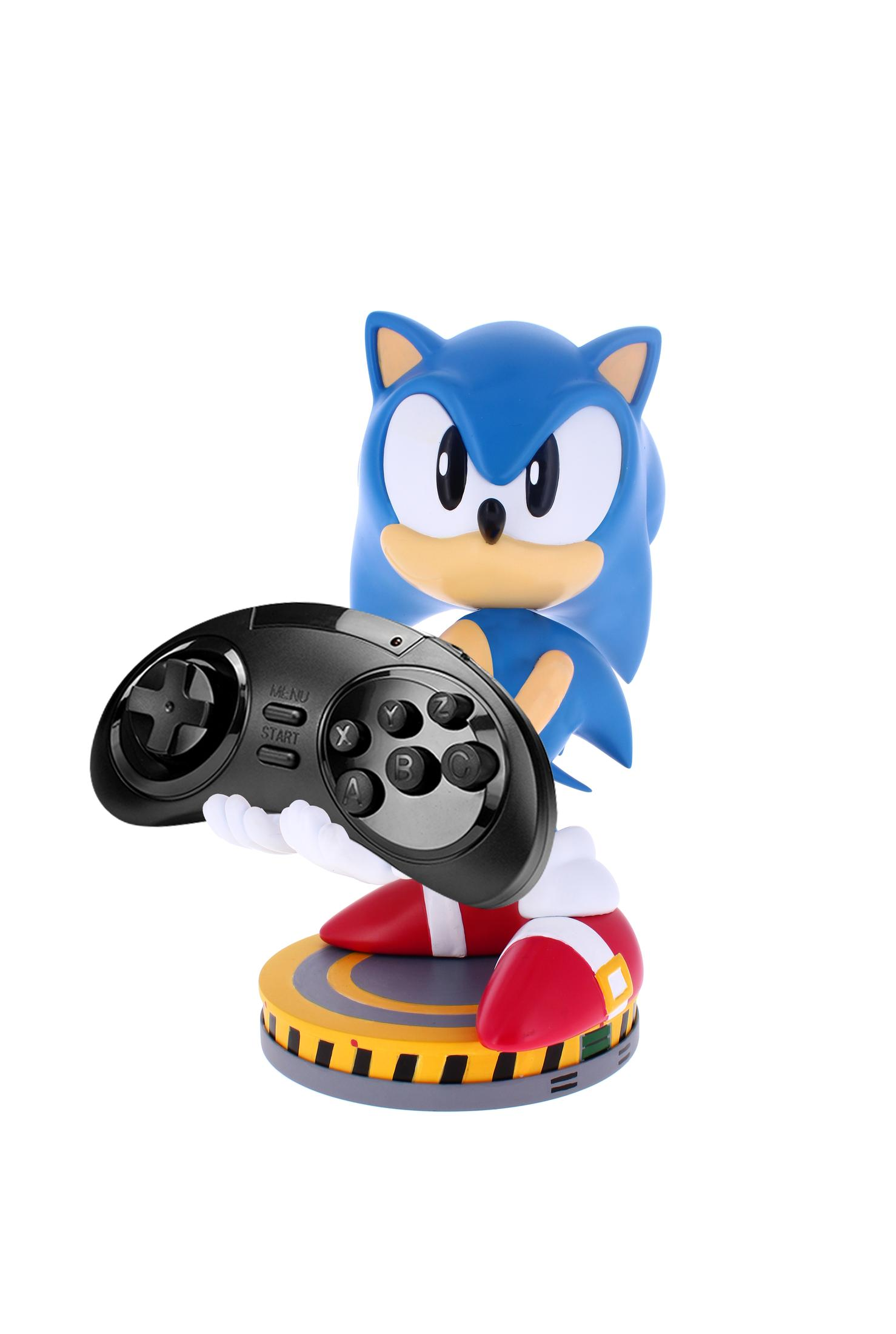 Eine Sonic the Hedgehog-Figur, die einen schwarzen Gamecontroller hält und auf einer gelb-grauen Basis steht.
