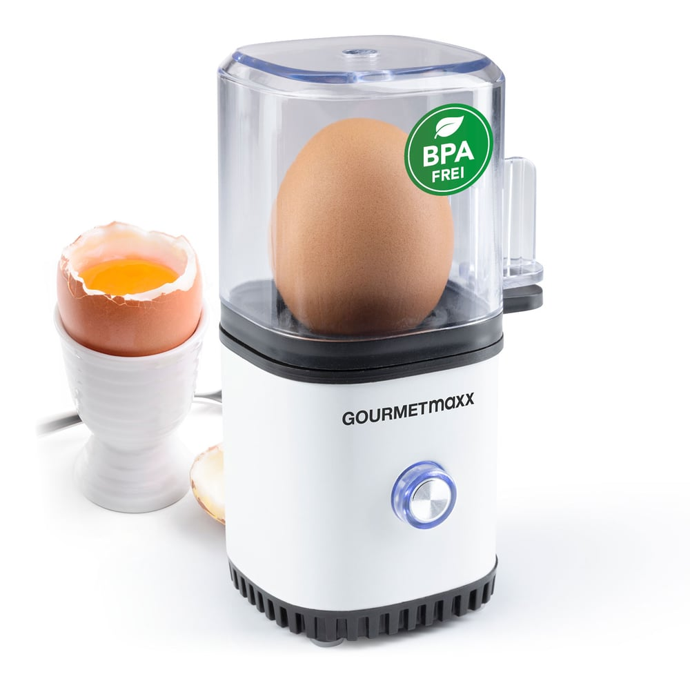 Ein Ei in einem Kocher und ein weiteres in einem Eierbecher. Der Kocher ist weiß mit transparentem Deckel, Gourmetmaxx und BPA-frei.