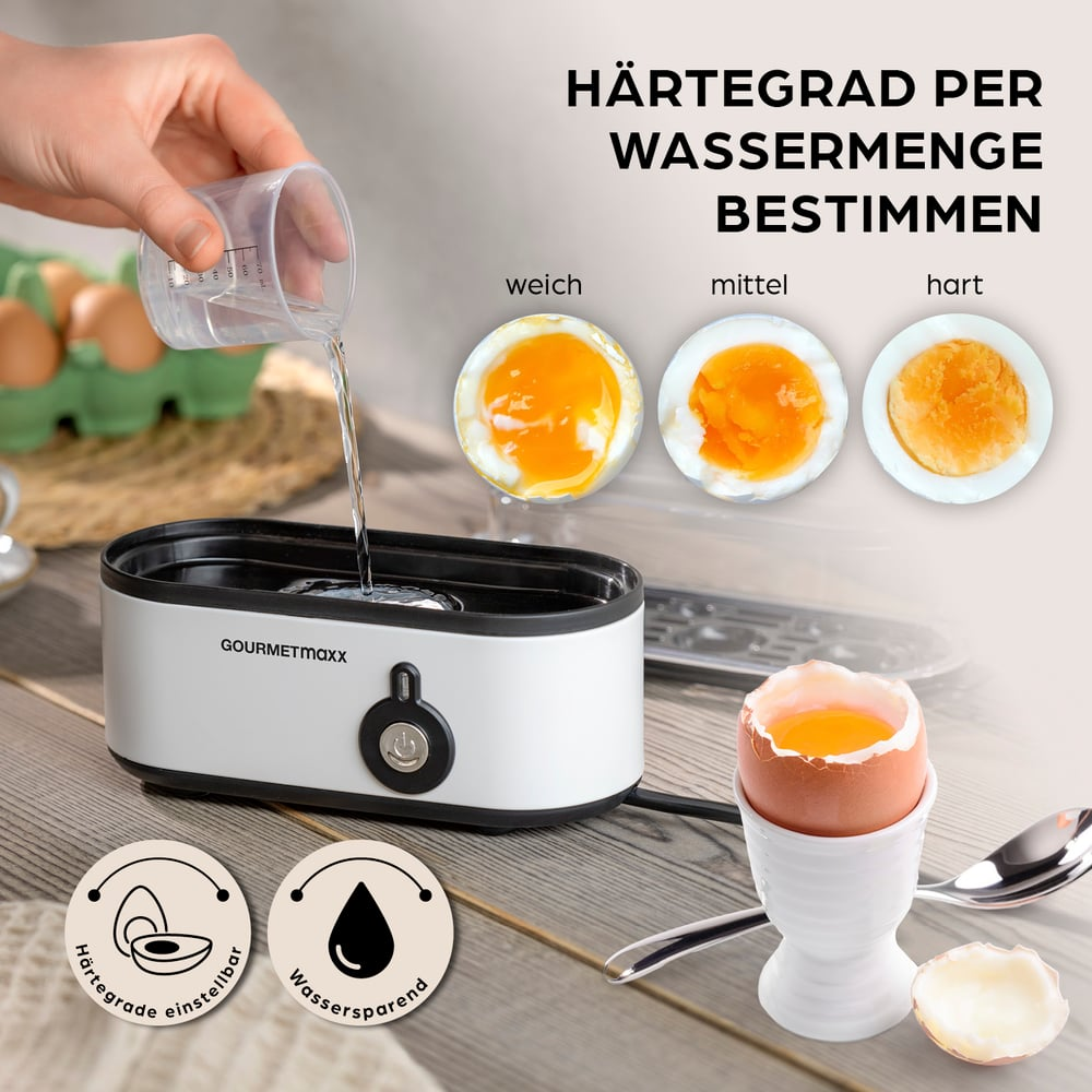 Eine Hand gießt Wasser in einen Eierkocher. Drei Eier zeigen unterschiedliche Garstufen. Ein Ei im Becher liegt neben einem Löffel und einer zerbrochenen Schale.