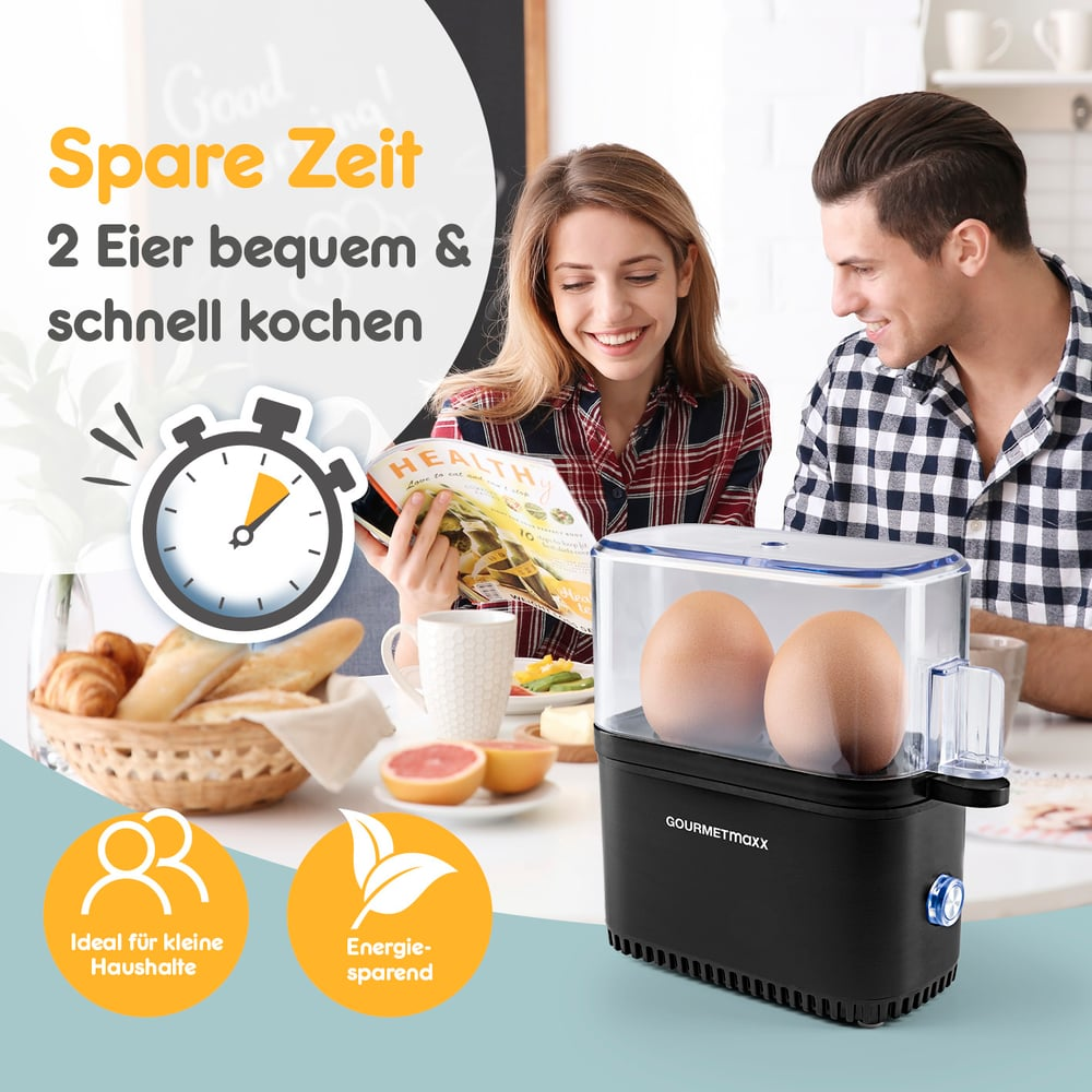 Ein lächelndes Paar liest eine Zeitschrift neben einem Eierkocher mit zwei Eiern. Ein Brotkorb und eine Grapefruit sind ebenfalls sichtbar.