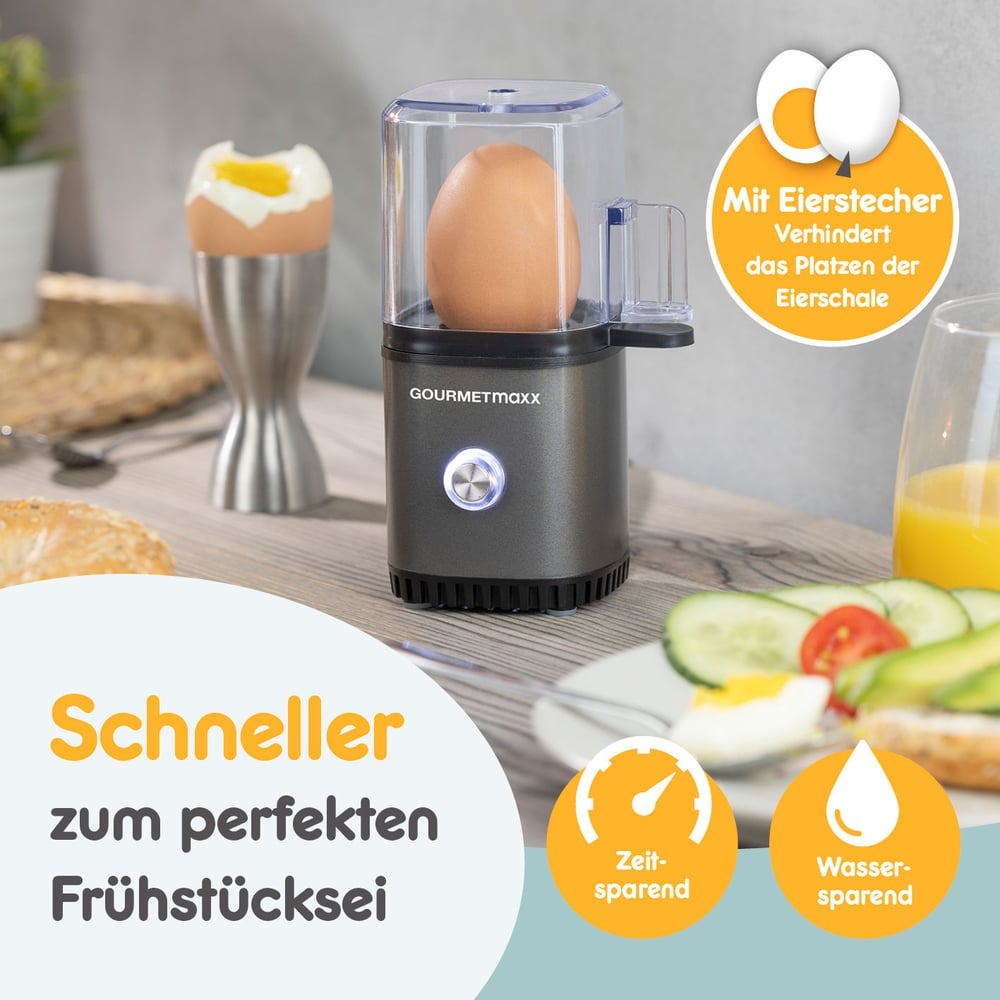 Ein Eierkocher mit einem Ei, ein gekochtes Ei im Halter und Frühstücksartikel auf einem Tisch.