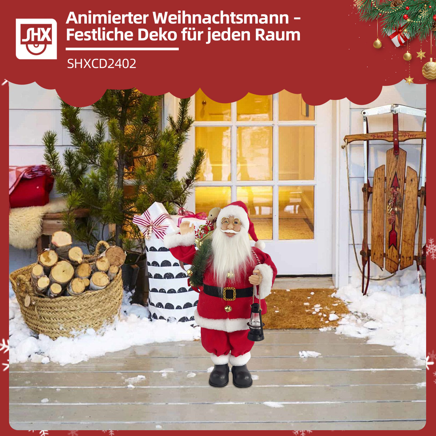 Weihnachtsmannfigur vor einem Haus. Weihnachtsdekoration mit Schnee im Vordergrund. Ein Schlitten ist sichtbar.