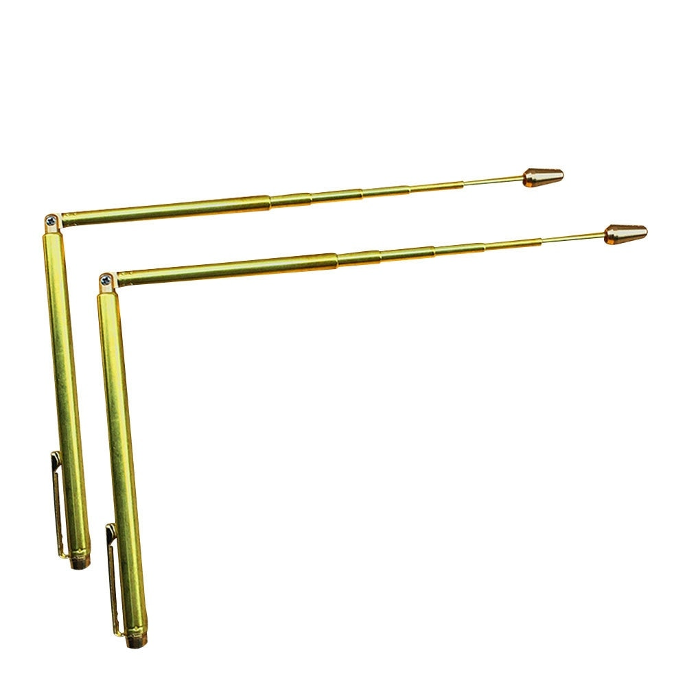 Zwei goldene, stiftförmige Teleskopmagnete sind abgewinkelt. Jeder hat einen Clip und eine konische Spitze.