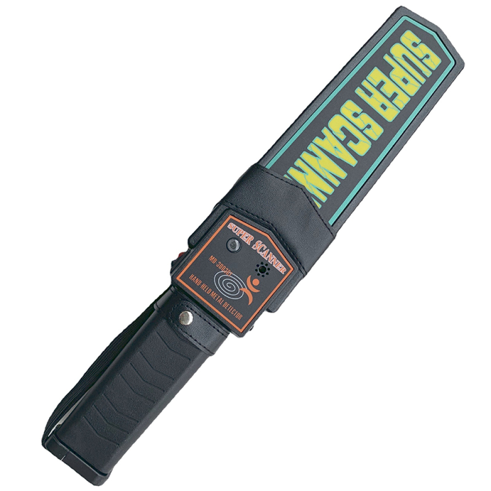 Ein handgehaltener Metalldetektor mit schwarzem Griff und einem rechteckigen Suchkopf. Auf dem Kopf steht 'SUPER SCANNER'.