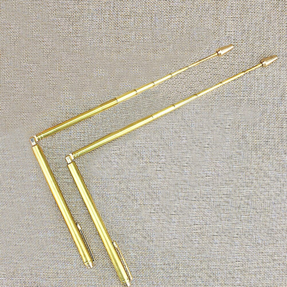 Drei goldene, ausziehbare Stifte sind diagonal auf einer beigefarbenen, strukturierten Oberfläche angeordnet. Die Stifte sind ausgezogen.