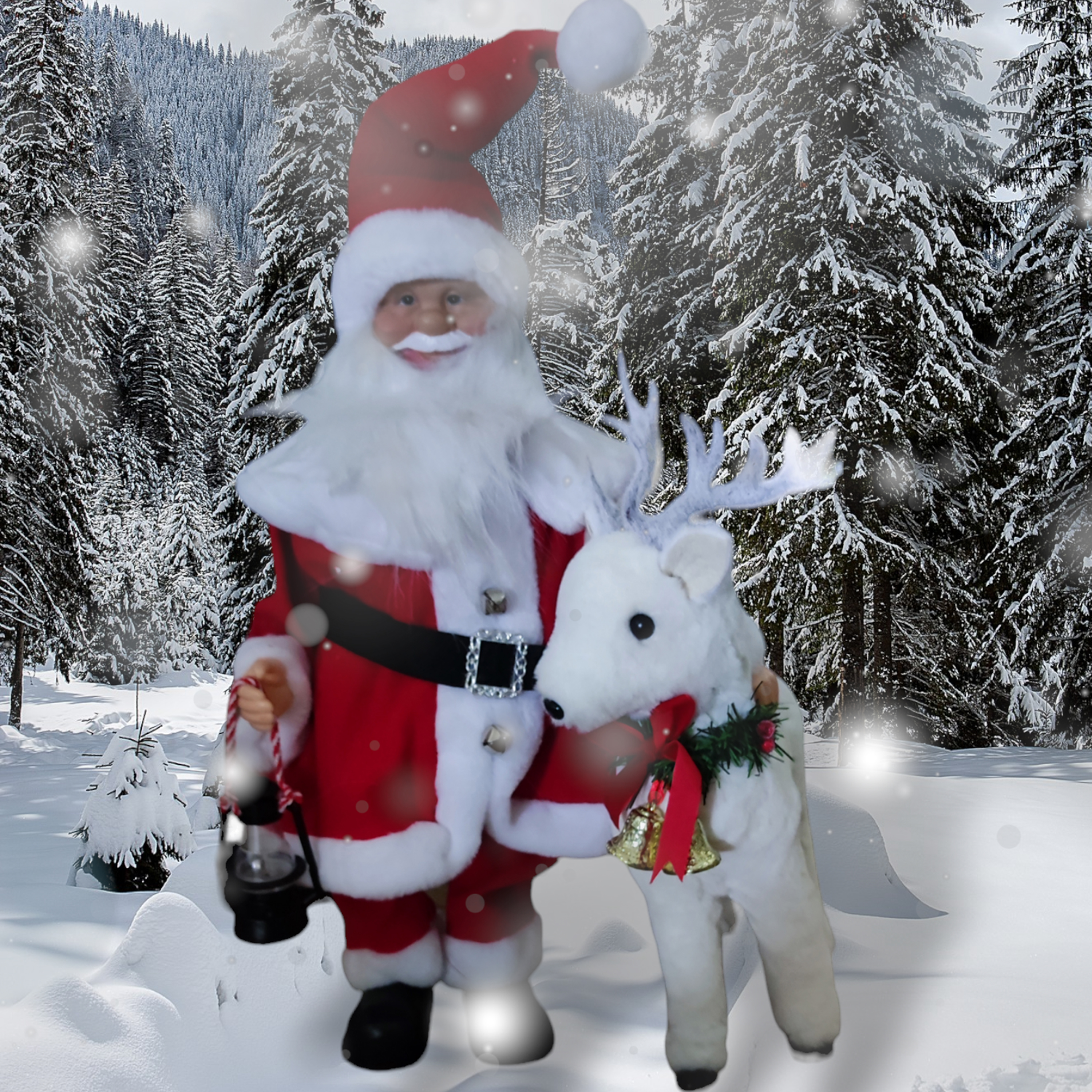 Weihnachtsmann mit Rentier in verschneitem Wald. Weihnachtsmann hält eine Laterne.