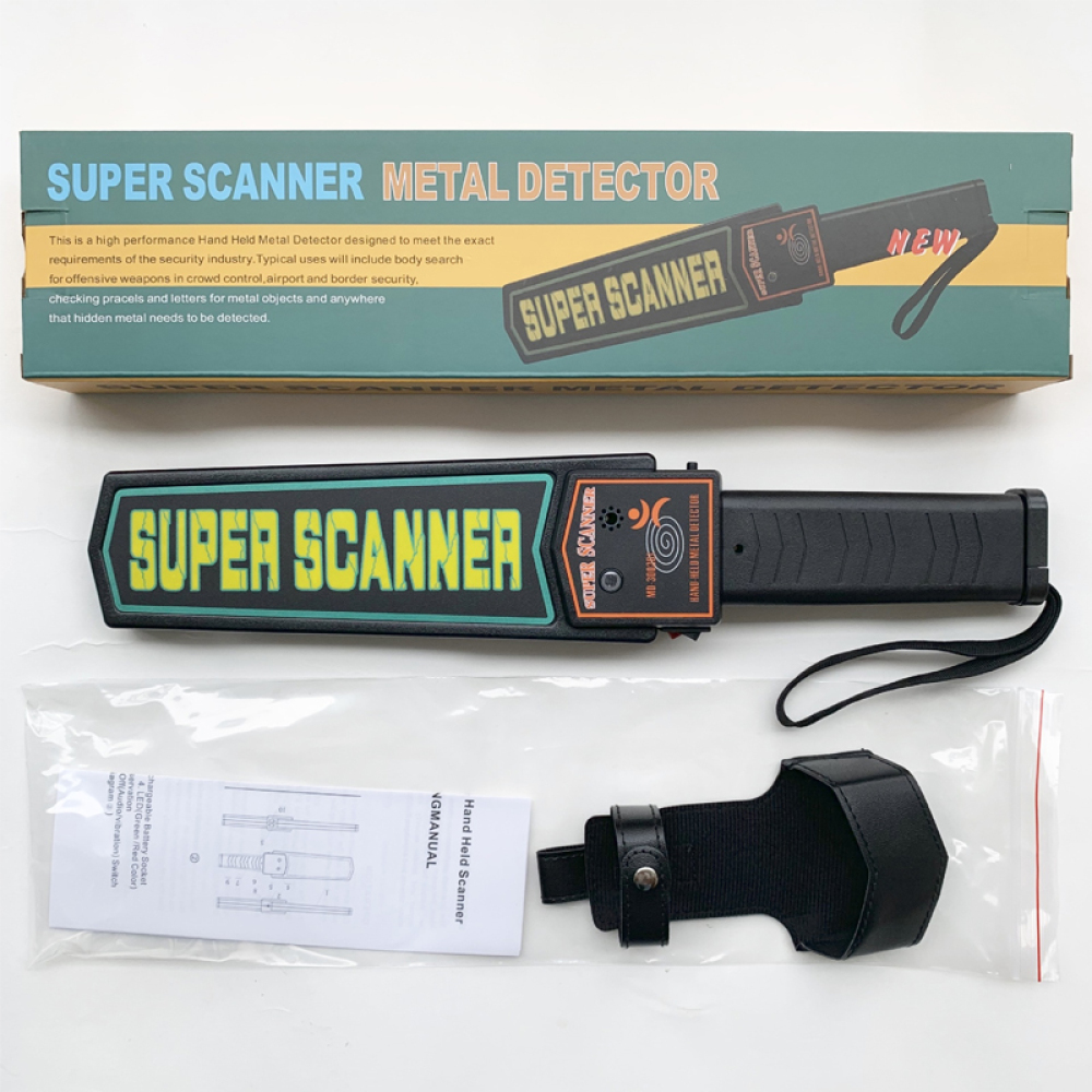Ein Metalldetektor mit einer Box. Der Detektor ist schwarz und grün, mit der Aufschrift 'Super Scanner'. Ein neues Etikett ist sichtbar.