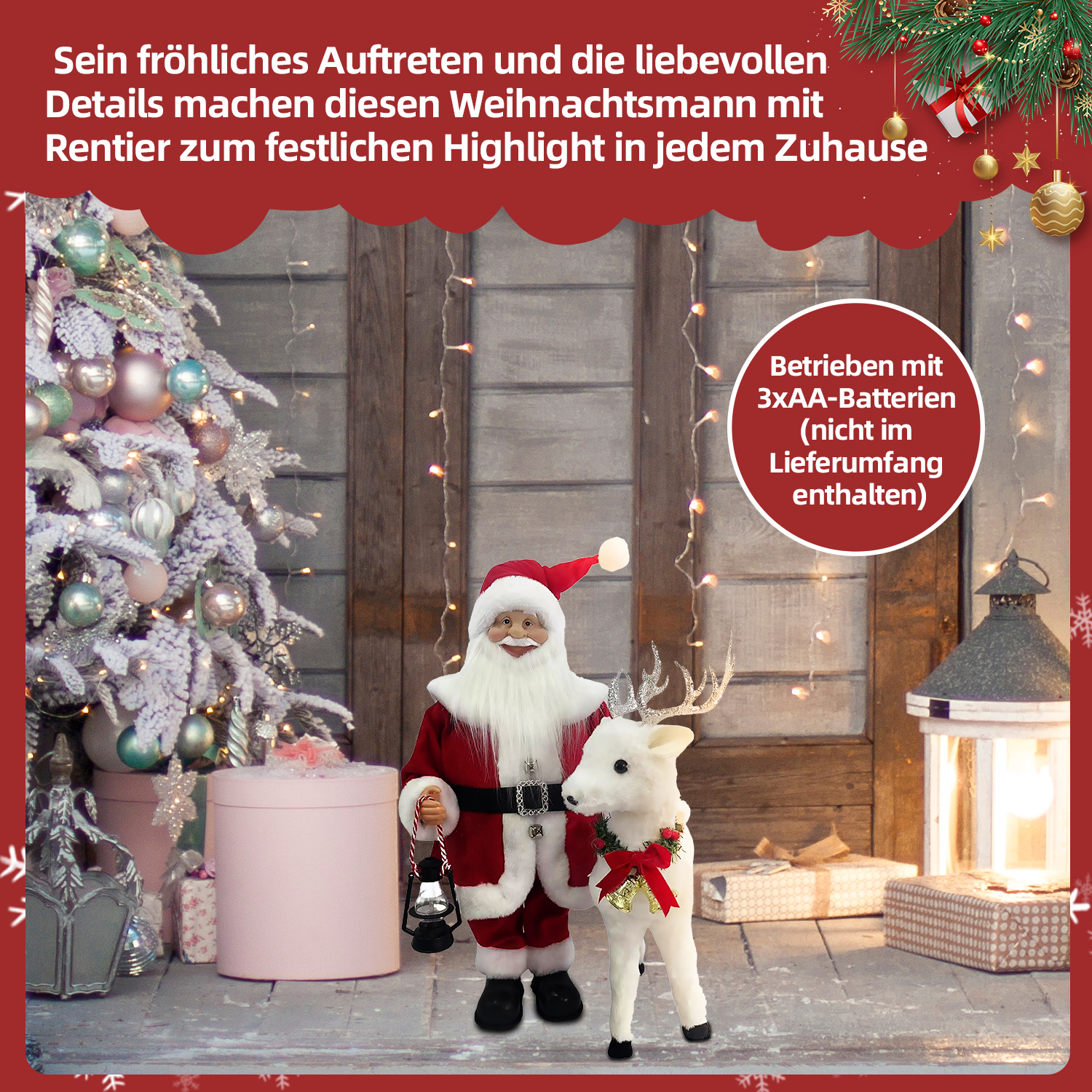 Weihnachtsmann-Figur mit Rentier, Weihnachtsbaum und Laterne. Die Szene ist festlich, mit einer Holztür im Hintergrund.