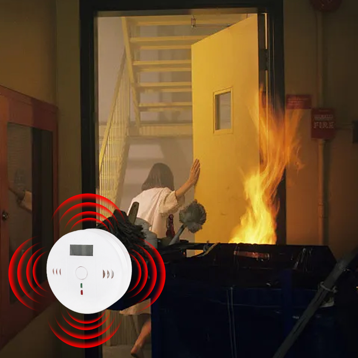 Eine Frau greift nach einer Tür, während Flammen ausbrechen. Ein Rauchmelder im Vordergrund signalisiert. Treppen und ein Feueralarm sind sichtbar.