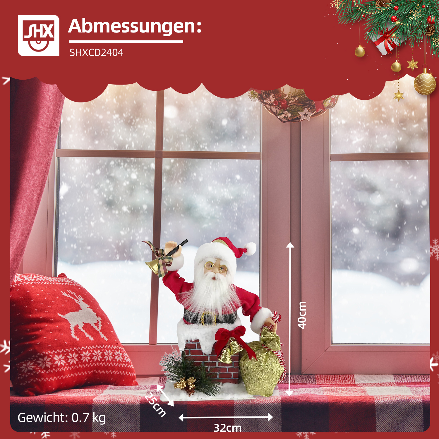 Eine Weihnachtsmann-Figur auf einer Fensterbank mit rot-weißem Karomuster. Draußen schneit es. Ein rotes Kissen mit einem Hirsch links.
