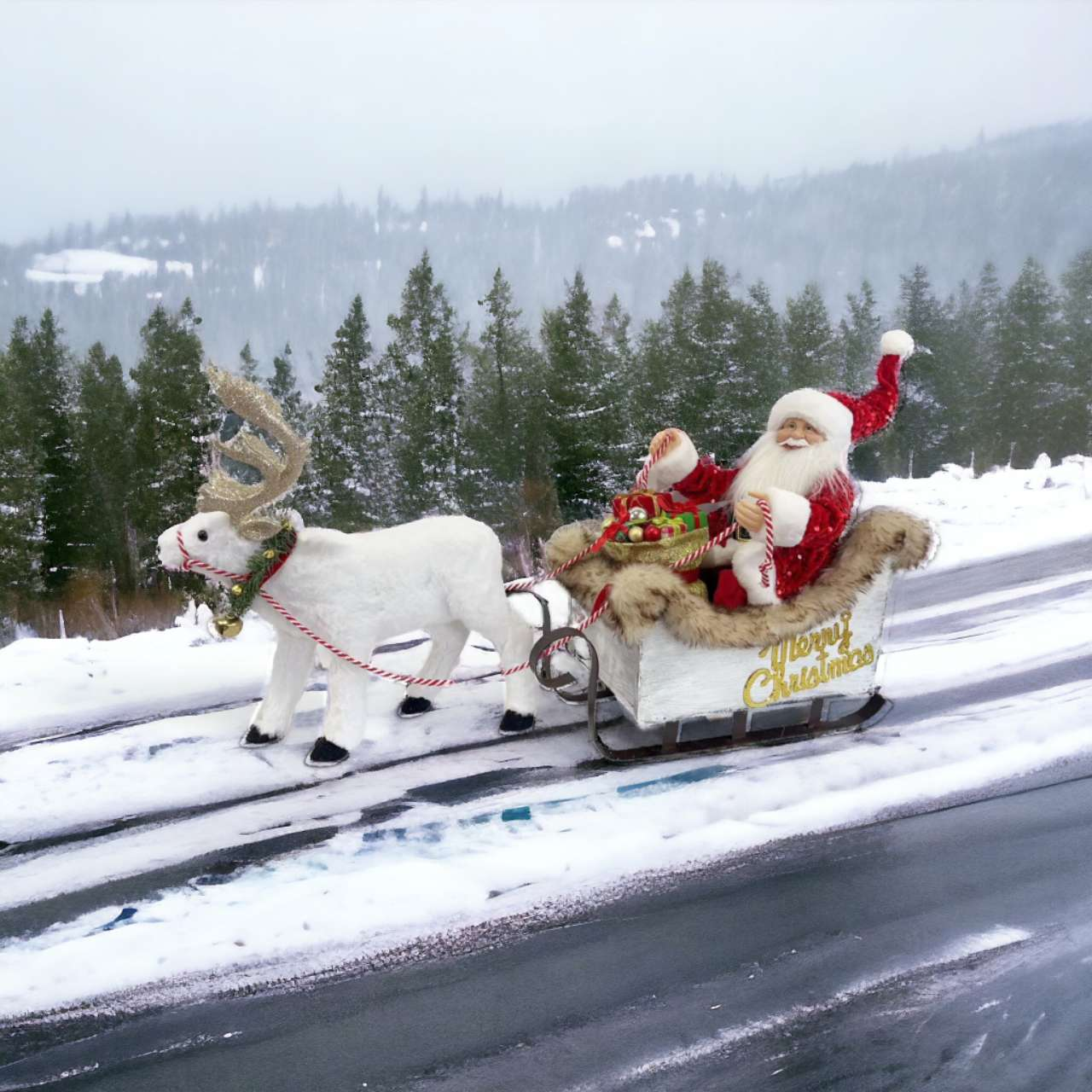 Weihnachtsmann in einem Schlitten, der von einem Rentier auf einer schneebedeckten Straße gezogen wird. Kiefern und Berge im Hintergrund unter einem bewölkten Himmel.