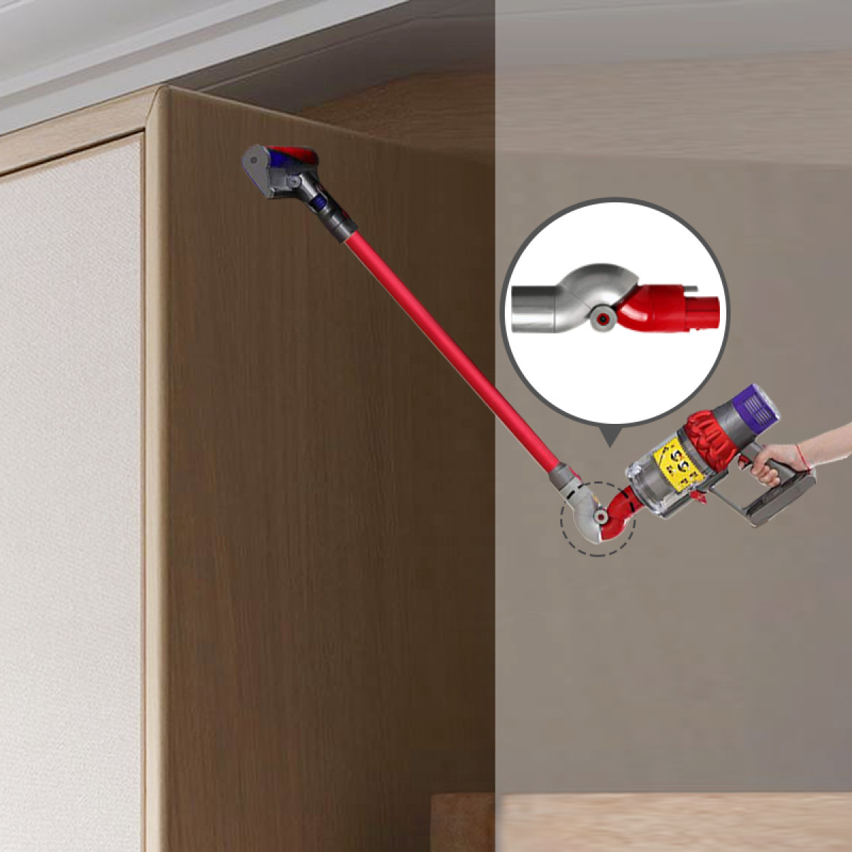 Un aspirapolvere Dyson rosso e grigio è mostrato, esteso per raggiungere un angolo. Viene fornita anche una vista dettagliata di un giunto.
