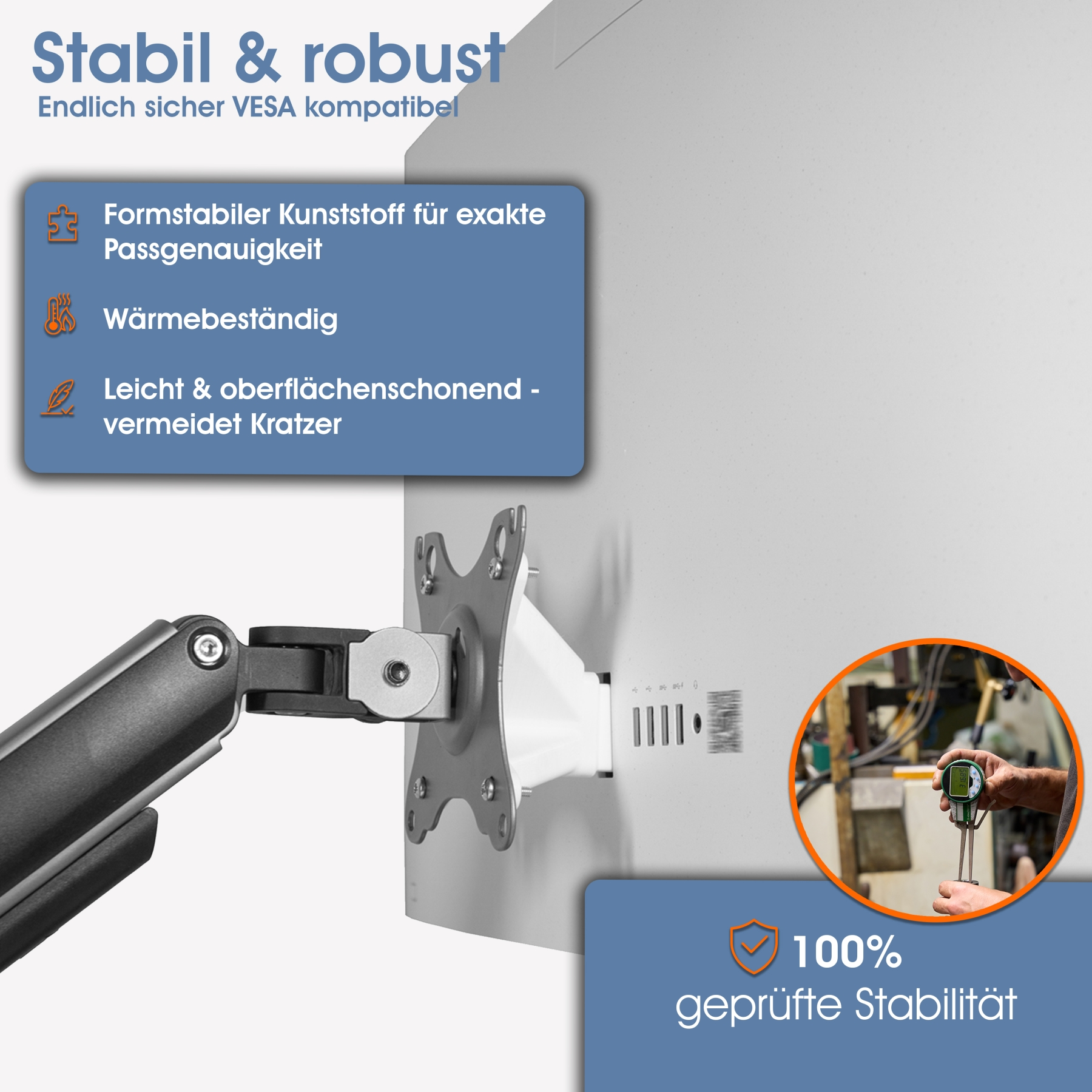 Ein Monitorarm mit weißer Rückseite. Text auf Deutsch lautet 'Stabile & robust'. Eine Hand hält ein Messgerät. Blaue Infoboxen.