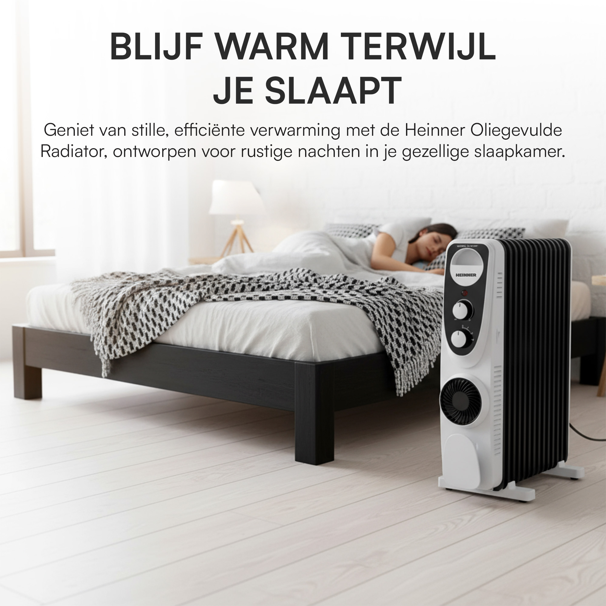 Slaapkamer met slapende persoon in bed. Oliegevulde radiator naast bed. Tekst: Blijf warm terwijl je slaapt.