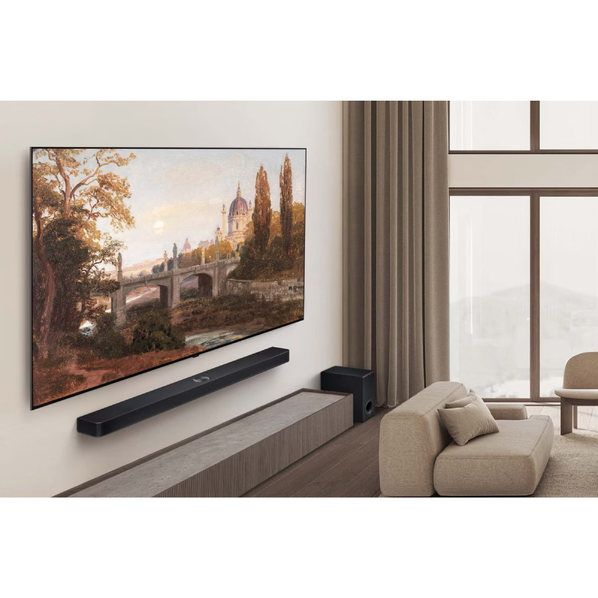 Ein modernes Wohnzimmer mit großem Fernseher, der ein Gemälde zeigt, einer Soundbar, einem Sofa und großen Fenstern mit Vorhängen.