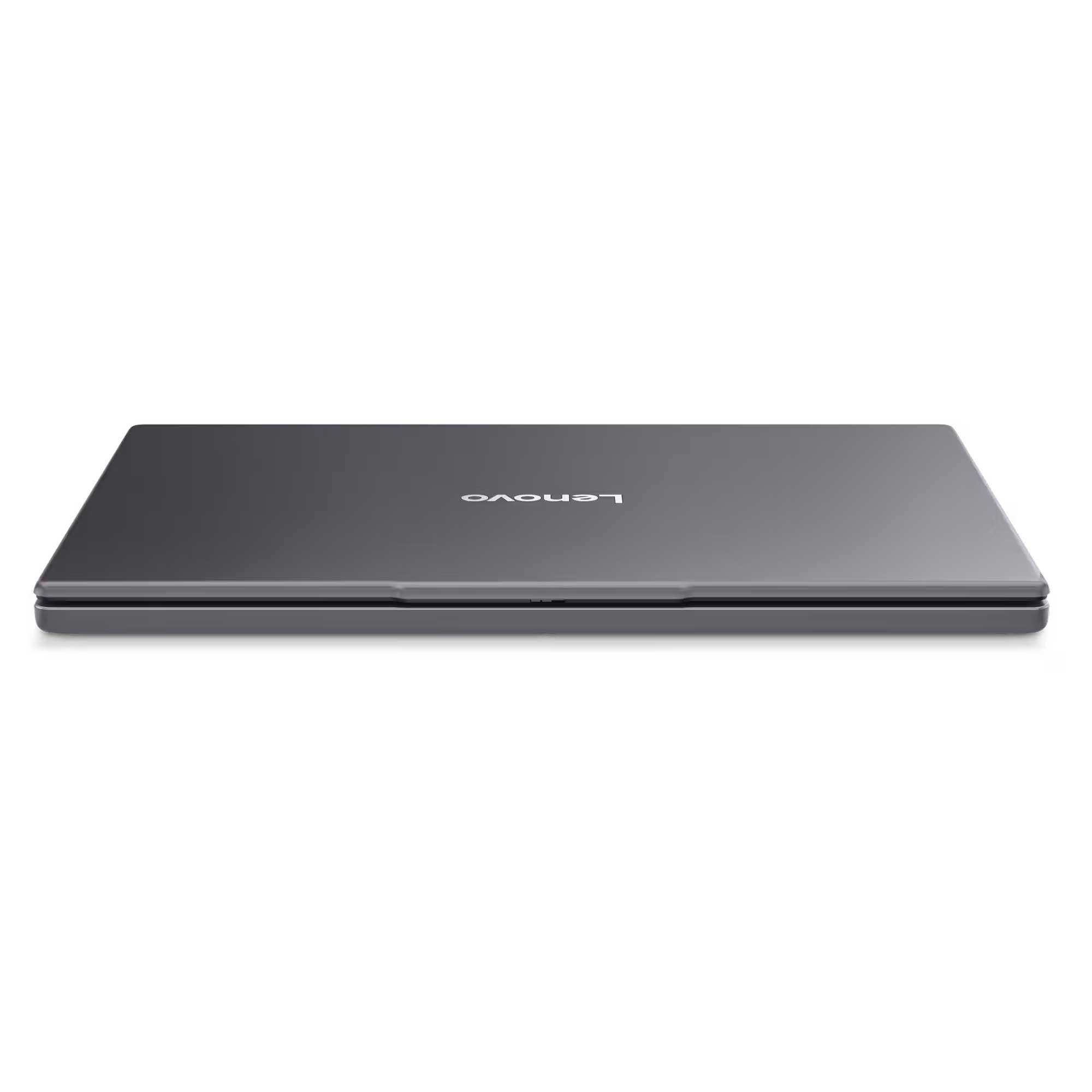Kapalı, gri bir Lenovo dizüstü bilgisayar beyaz bir yüzeyde duruyor. Lenovo logosu görülebilir.