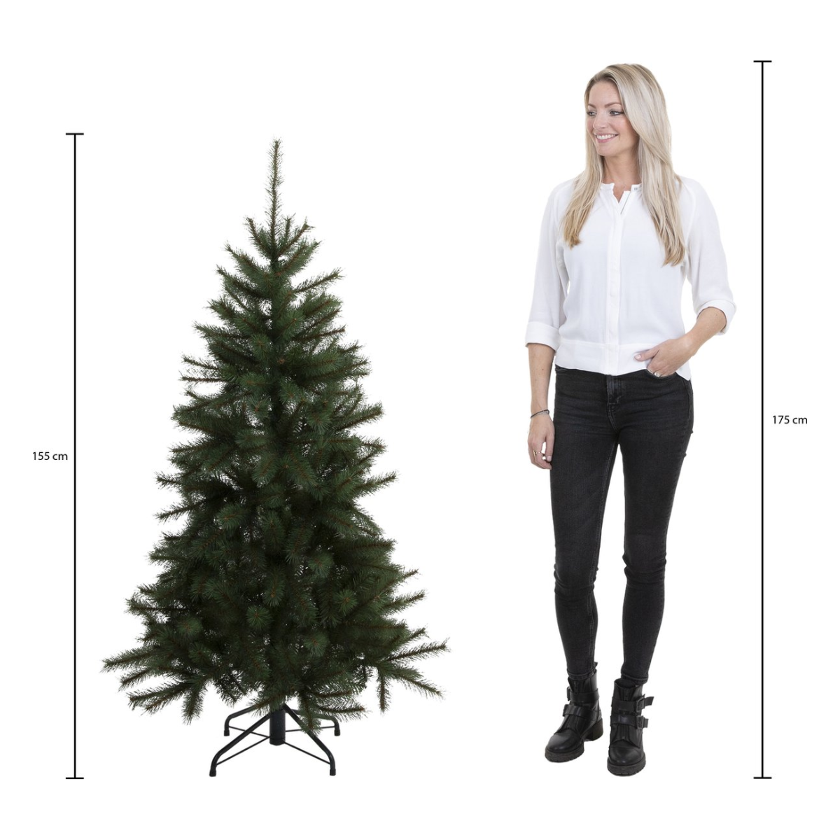 Une femme à côté d'un sapin de Noël vert. L'arbre mesure 155 cm de haut, et la femme, 175 cm. Les deux sur fond blanc.
