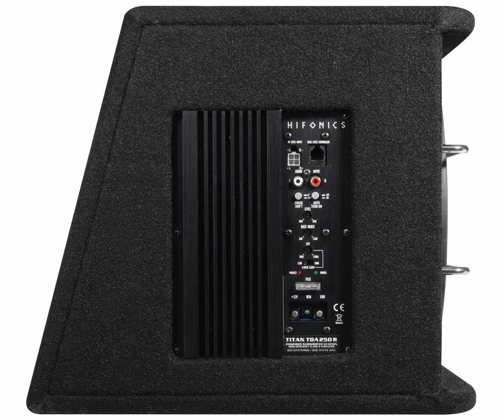 Ein schwarzer Subwoofer mit Bedienelementen und einem Metallkühlkörper. Die Marke ist Hifonics, Modell Titan TDA250 R.