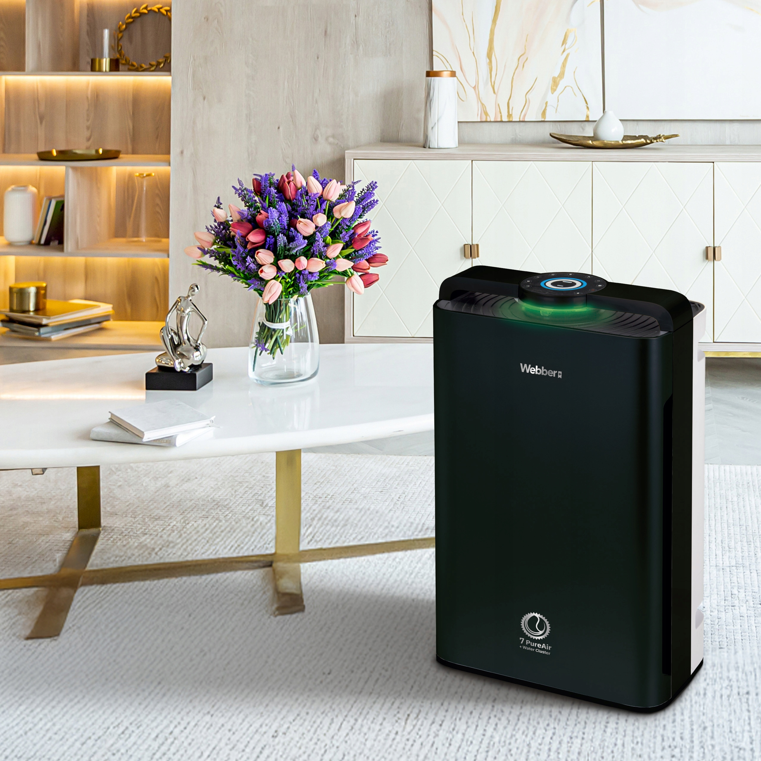 Nowoczesny salon z białym stołem, oczyszczaczem powietrza, kwiatami i półkami. Oczyszczacz ma zielone światło.