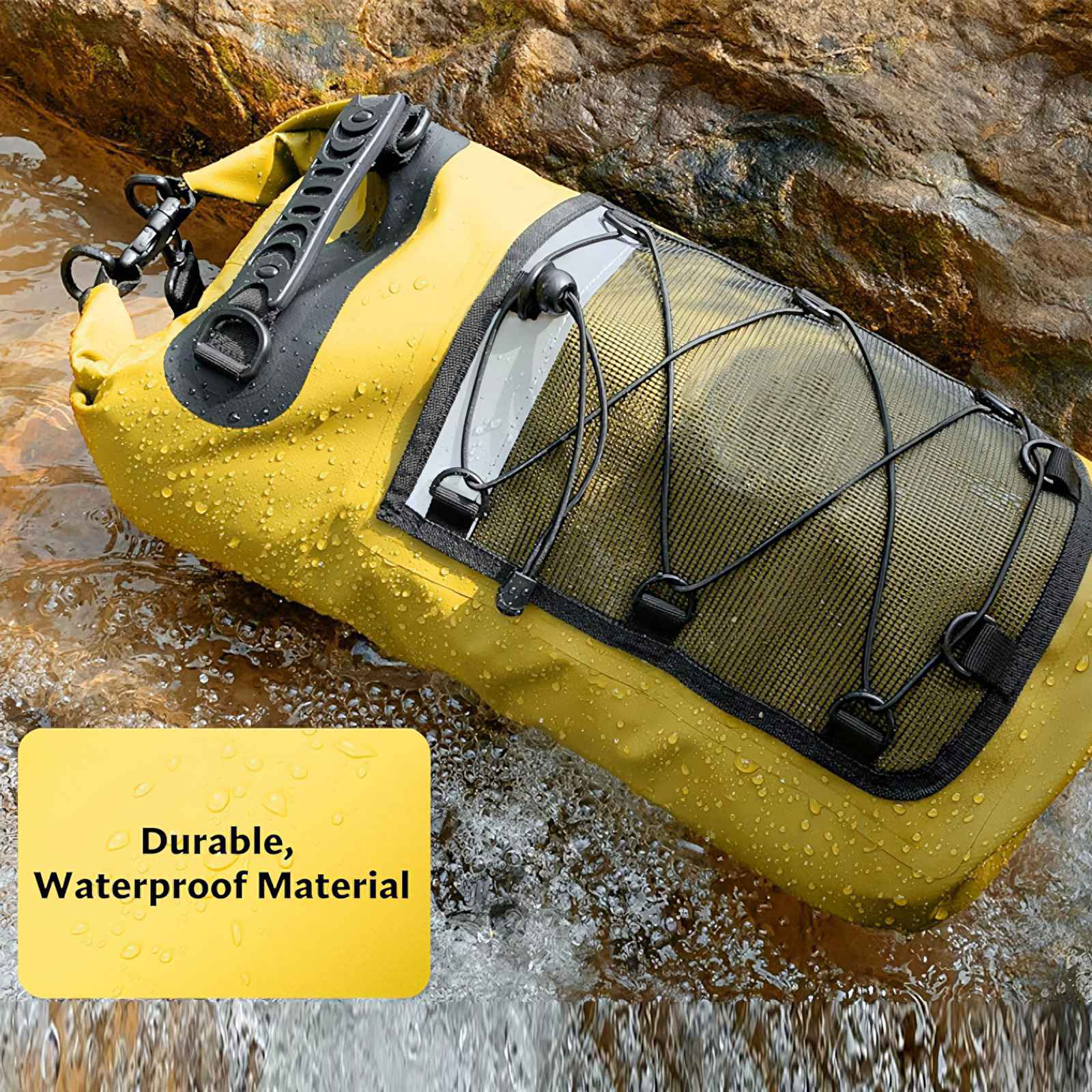 Eine gelbe wasserdichte Tasche schwimmt im Wasser. Die Tasche befindet sich in der Nähe von Felsen und hat eine schwarze Netztasche.