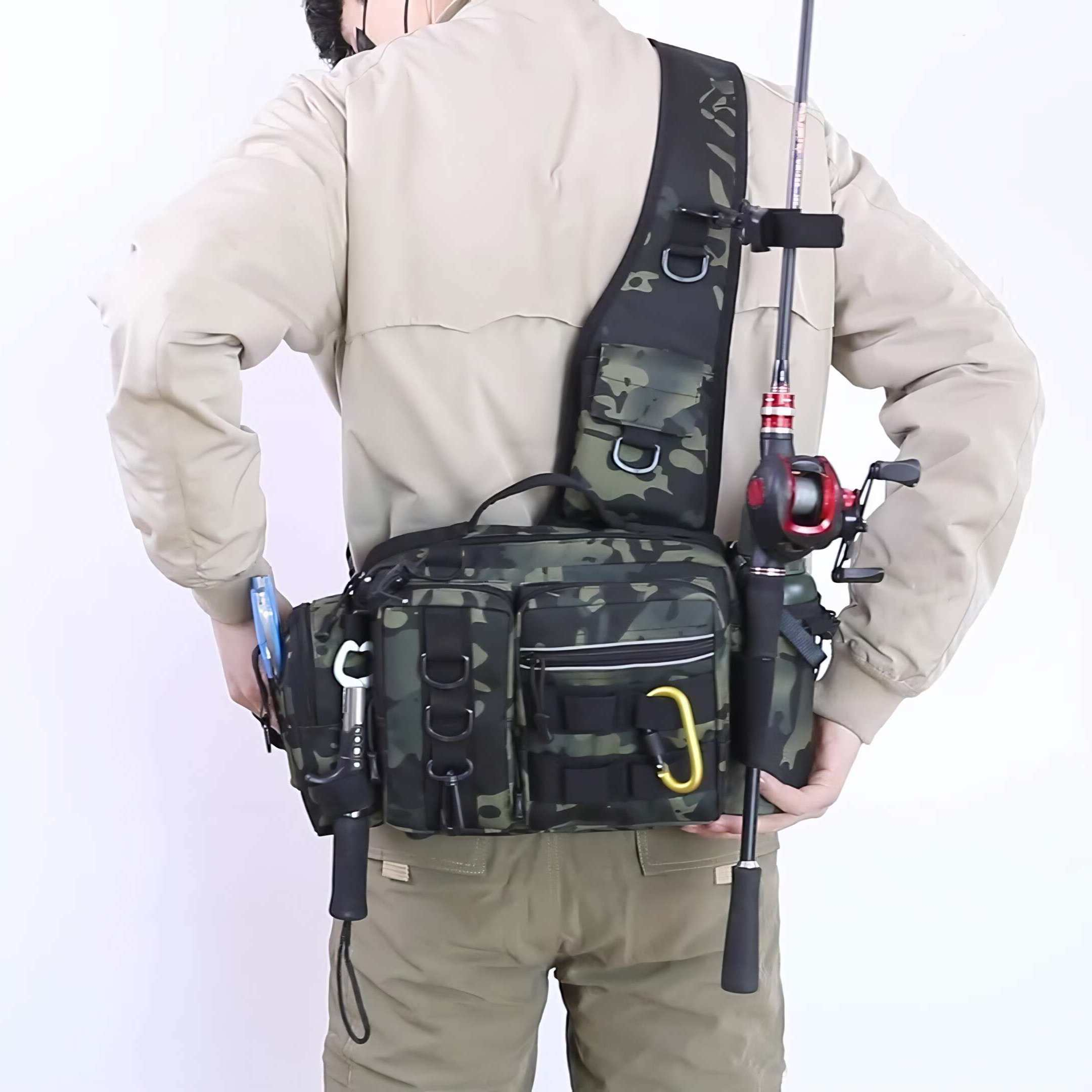 Eine Person mit einer Tarn-Angeltasche und einer Angelrute. Die Tasche hat mehrere Taschen und einen gelben Haken.
