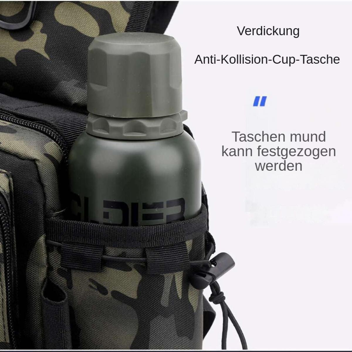 Grüne Wasserflasche in einer Camouflage-Rucksacktasche. Flasche hat einen Deckel. Tasche hat einen Schnürzug. Deutscher Text sichtbar.
