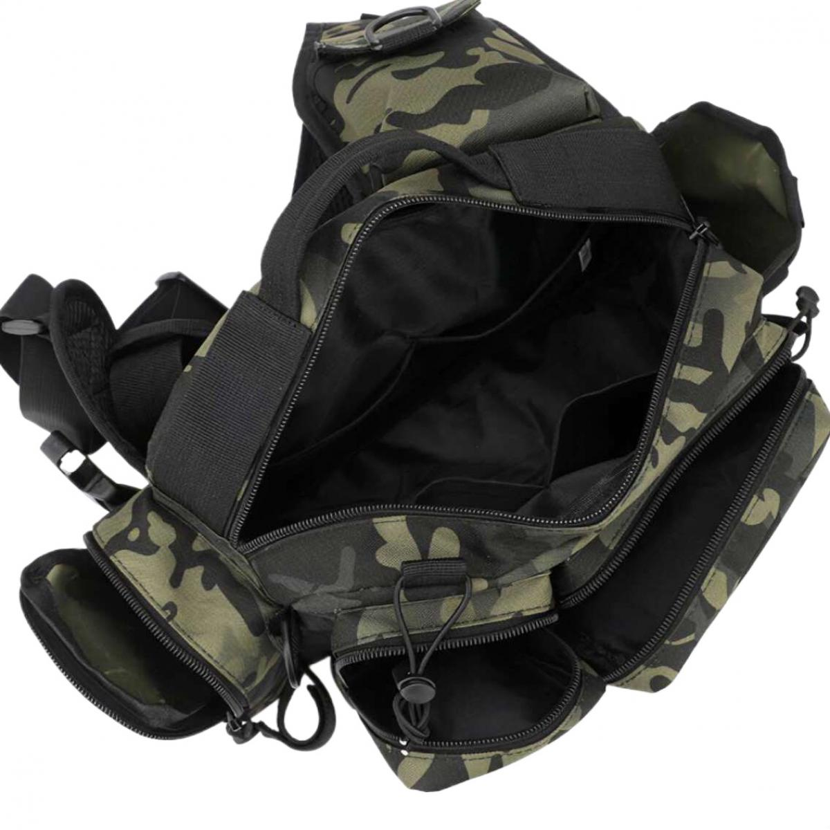 Offener Tarnrucksack mit mehreren Taschen. Die Tasche ist grün und schwarz. Reißverschlüsse und Gurte sind sichtbar.