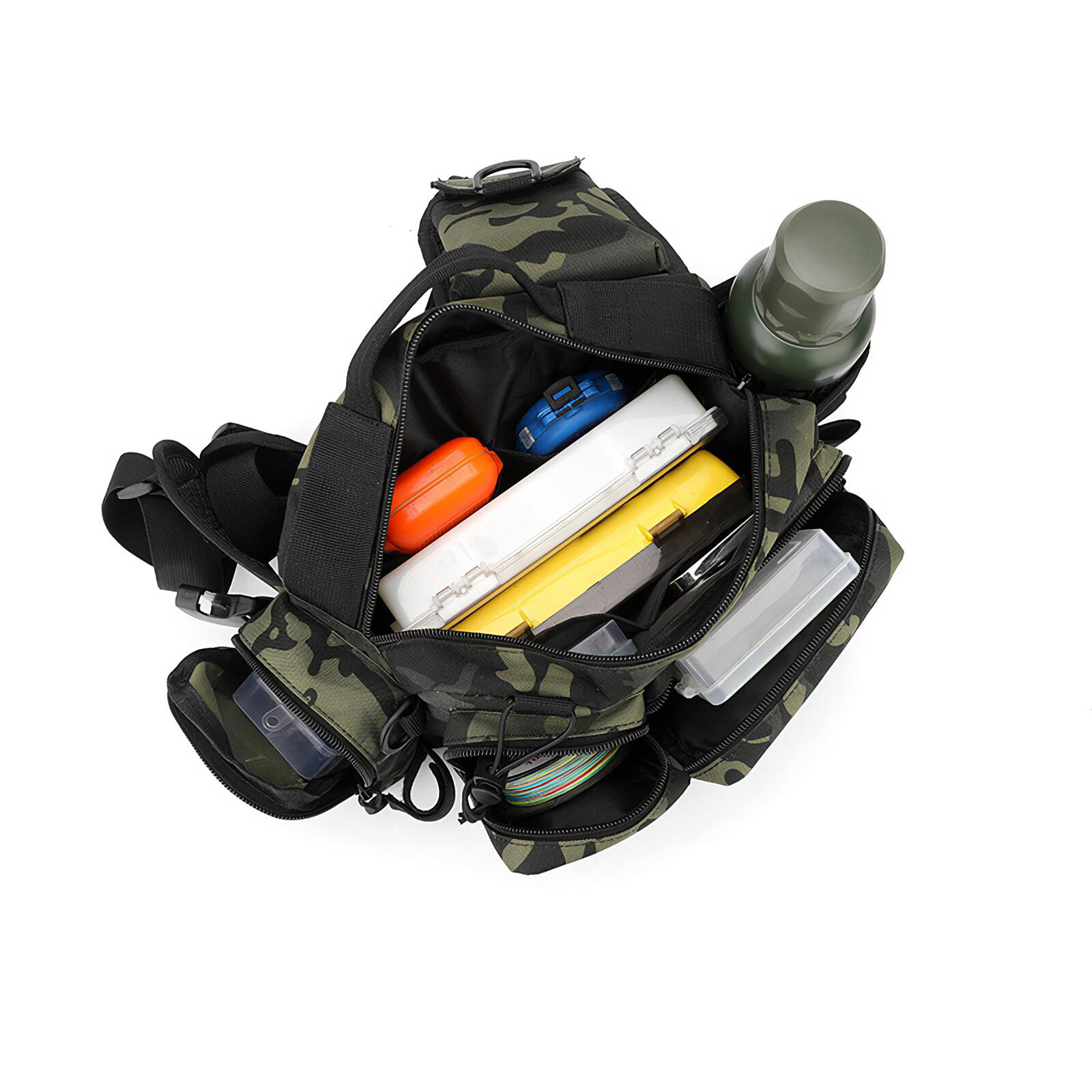 Eine Tarnfischereitasche ist geöffnet und zeigt verschiedene Tackleboxen, eine Wasserflasche und Angelschnur.