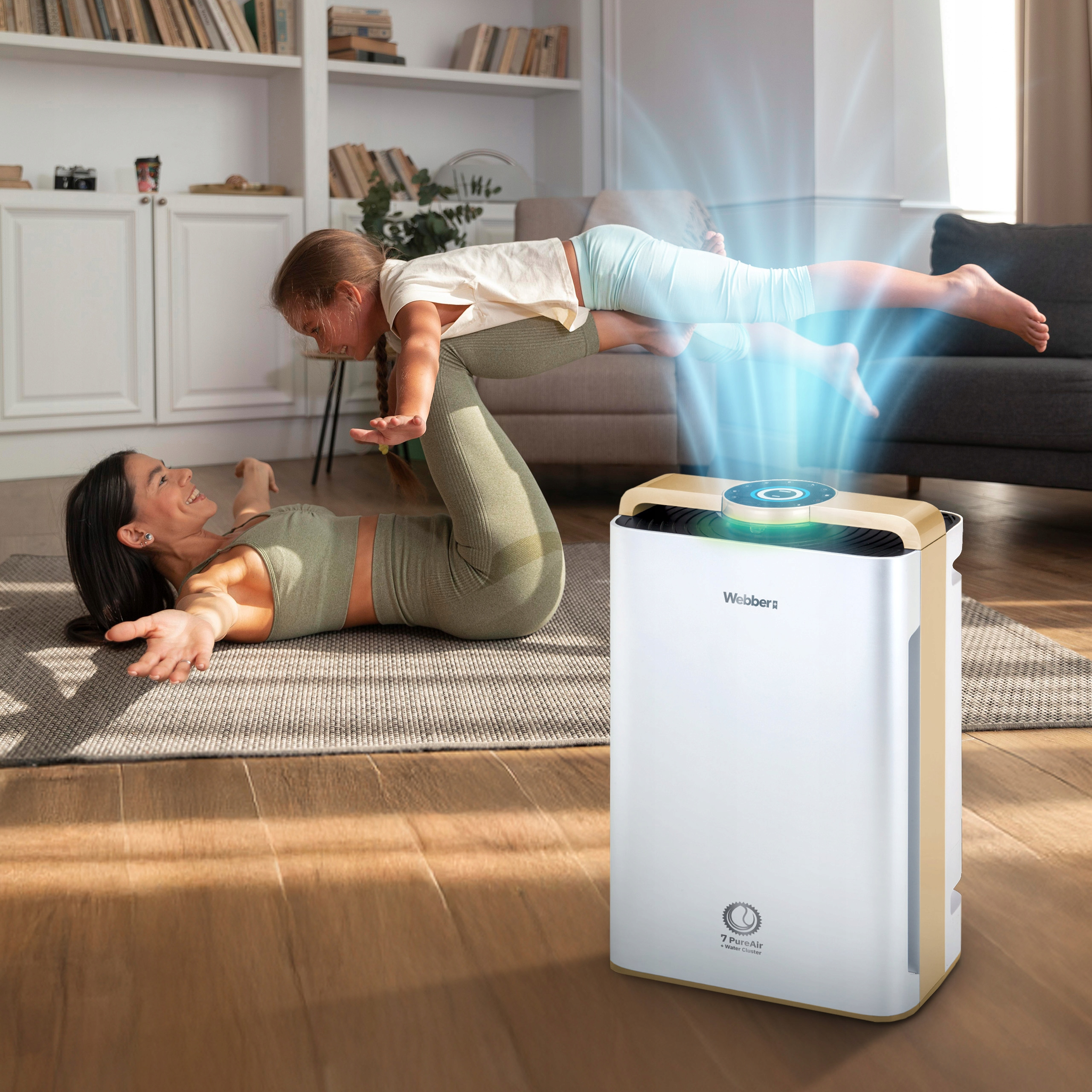 Kobieta i dziecko bawią się, oczyszczacz powietrza na pierwszym planie, otoczenie salonu.