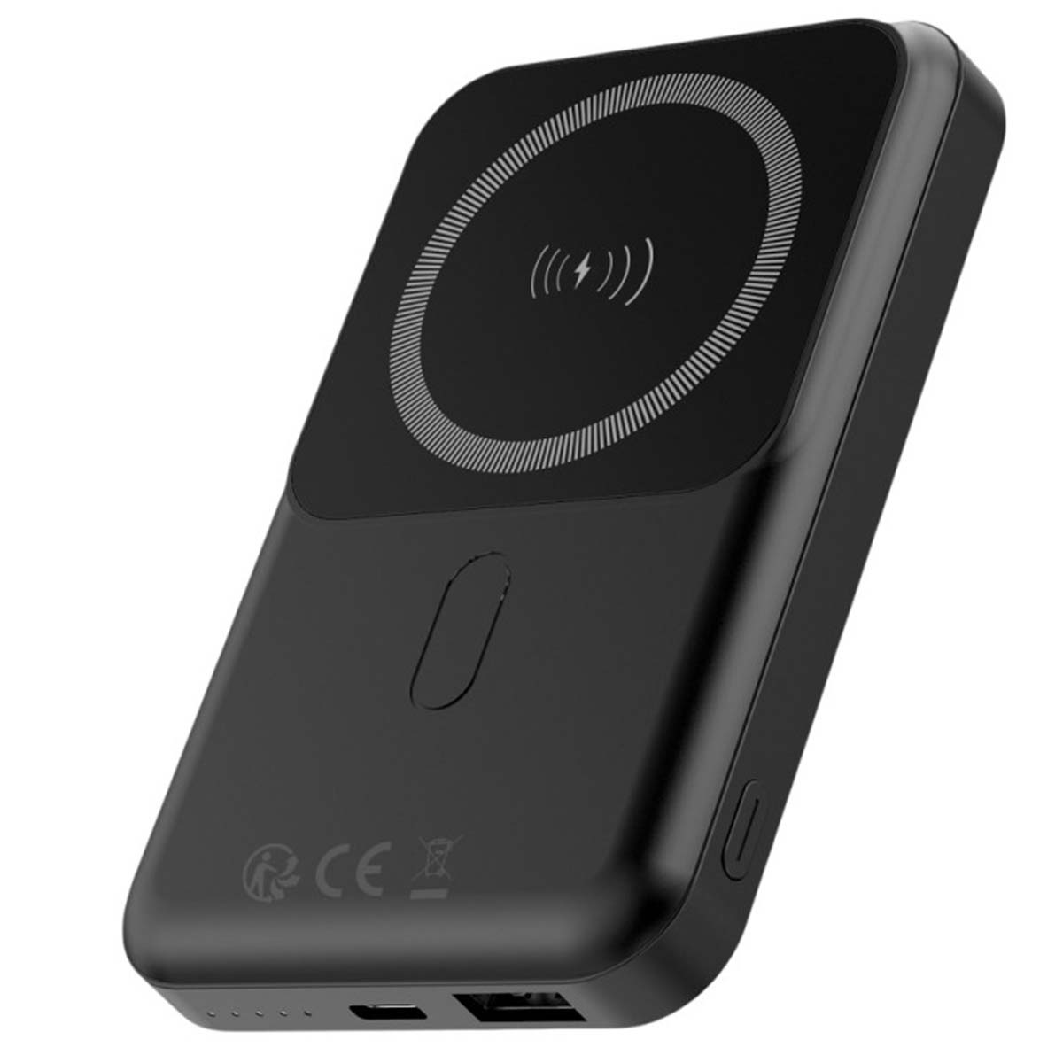 Power bank nera con simbolo di ricarica wireless. Ha una porta USB e marchi CE. Vista angolata su sfondo bianco.