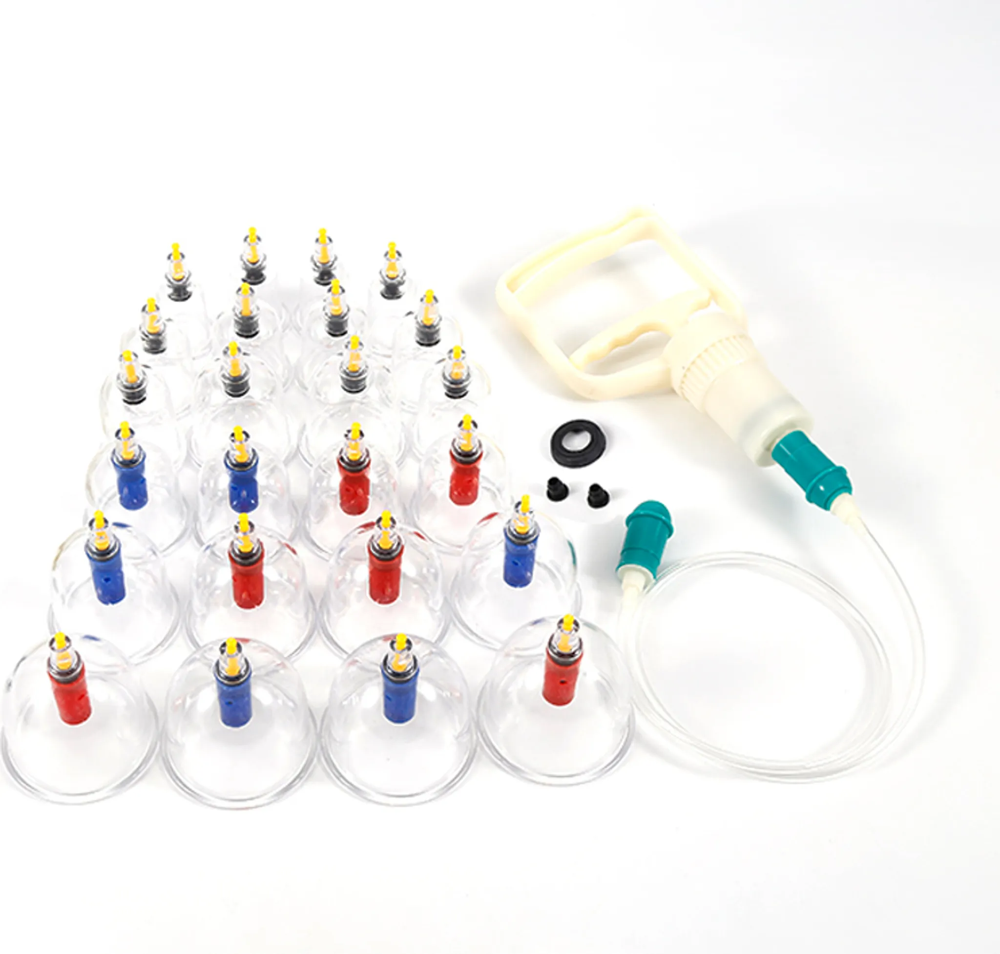 Ein Schröpftherapie-Set mit mehreren transparenten Bechern, einer Pumpe und verschiedenen Zubehörteilen auf weißem Hintergrund.
