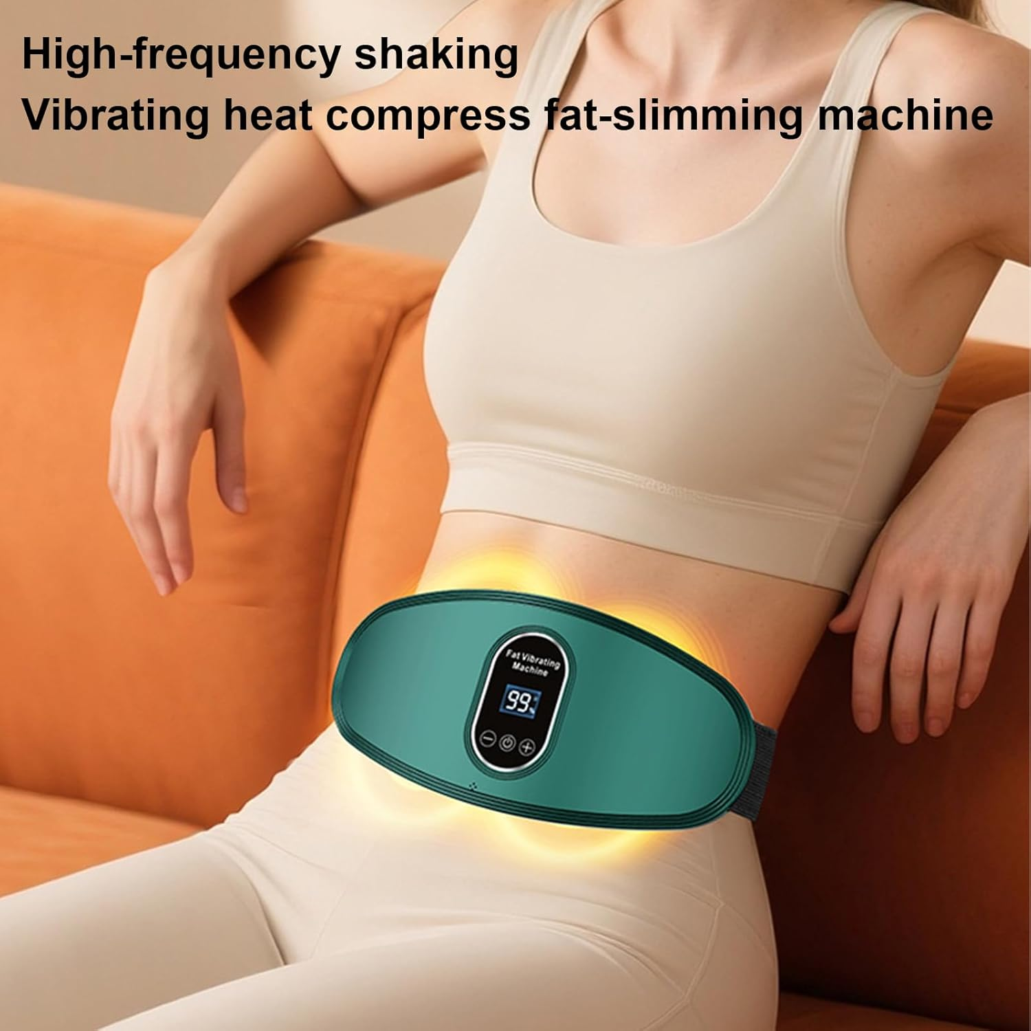 Eine Frau in einem beigen Oberteil und einer Leggings hat ein Fettabbaugerät um die Taille. Das Gerät ist türkis und hat ein digitales Display.