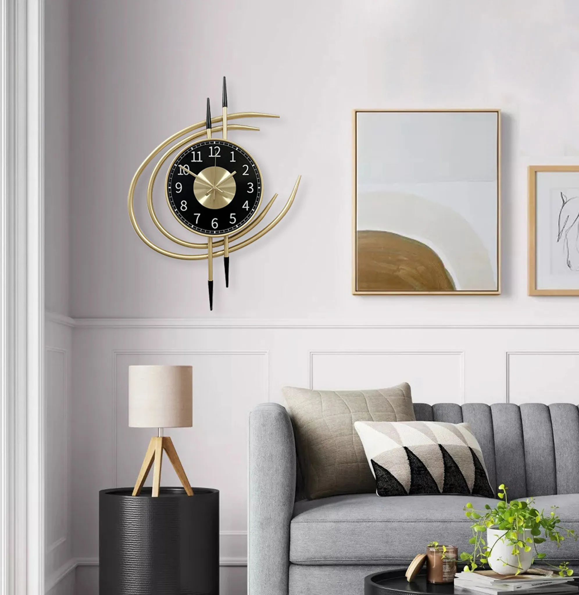 Ein modernes Wohnzimmer mit Uhr, Gemälden, Sofa, Lampe und Couchtisch.
